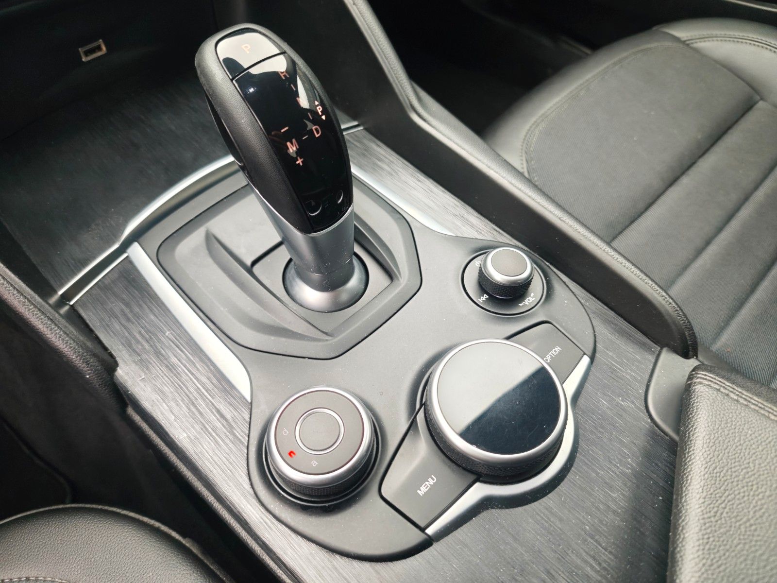 Fahrzeugabbildung Alfa Romeo GIULIA BLACK-TECH*AUT*2.HD*ALCANTARA*NAVI*PDC*