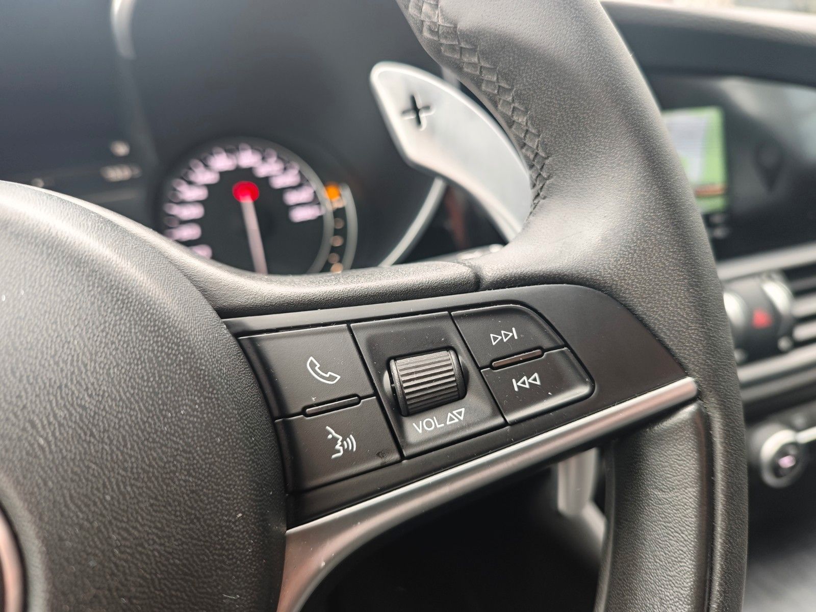 Fahrzeugabbildung Alfa Romeo GIULIA BLACK-TECH*AUT*2.HD*ALCANTARA*NAVI*PDC*