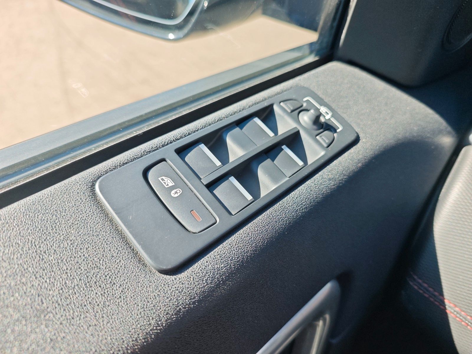 Fahrzeugabbildung Land Rover DISCOVERY SPORT HSE DYNAMIC *AUT*SHZ*KAM*PANO*