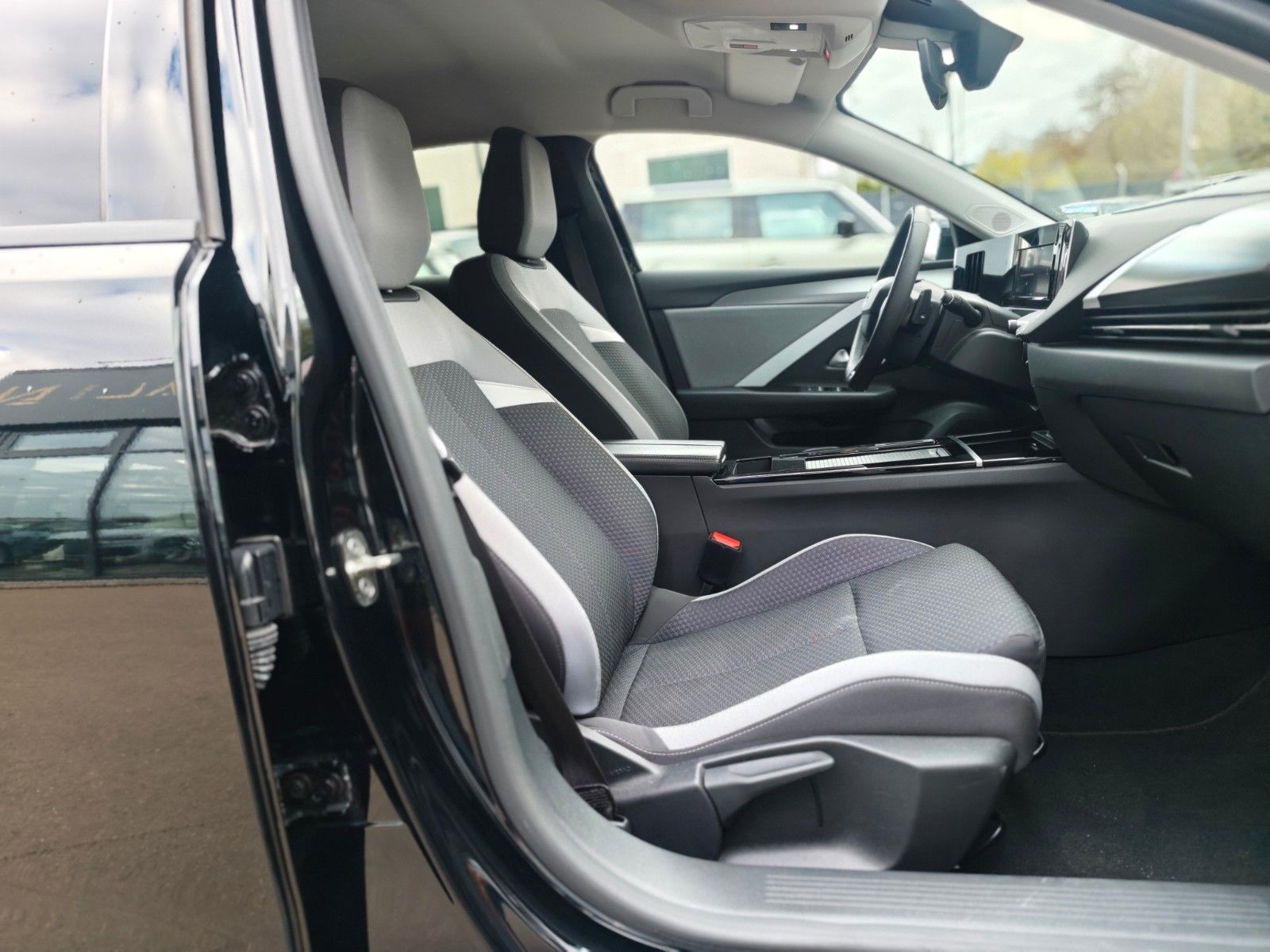 Fahrzeugabbildung Opel ASTRA L LIM BUSINNES EDITION*AUT*LED*KAMERA*2.HD