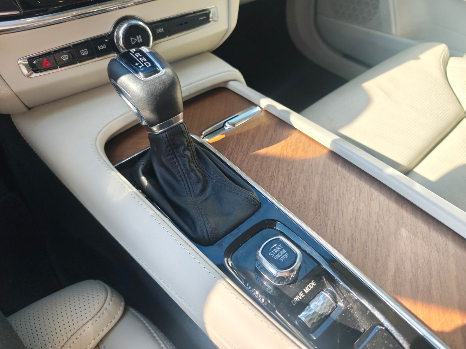 Fahrzeugabbildung Volvo V90 KOMBI INSCRIPTION AWD*360°*MASSAGE*