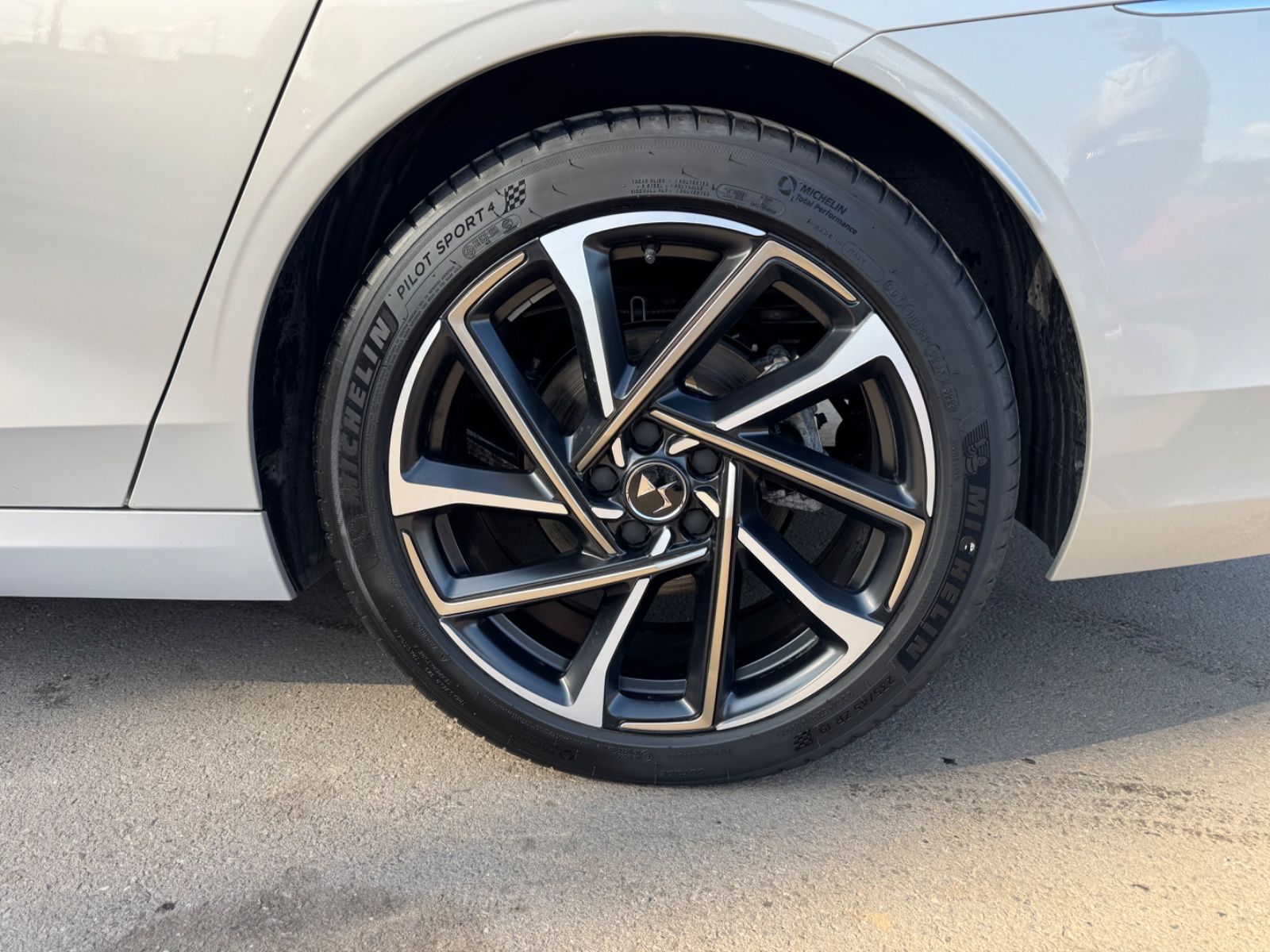 Fahrzeugabbildung DS Automobiles DS9 E-TENSE 250 kW RIVOLI +*LED*NAVI*PANORAMA*1