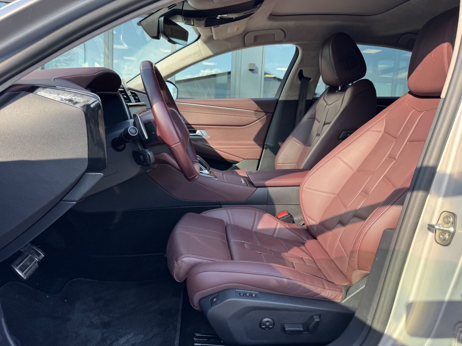 Fahrzeugabbildung DS Automobiles DS9 E-TENSE 250 kW RIVOLI +*LED*NAVI*PANORAMA*1