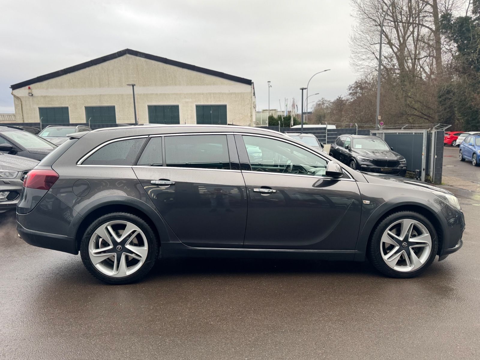 Fahrzeugabbildung Opel INSIGNIA A COUNTRY T 4x4*LEDER*NAVI*R-KAMERA*