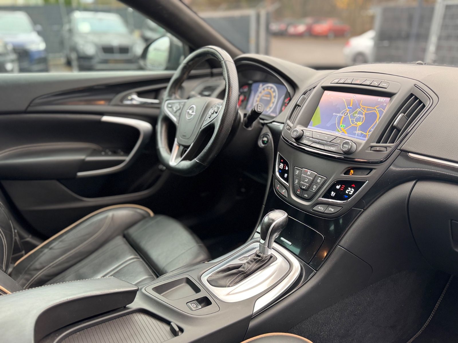 Fahrzeugabbildung Opel INSIGNIA A COUNTRY T 4x4*LEDER*NAVI*R-KAMERA*