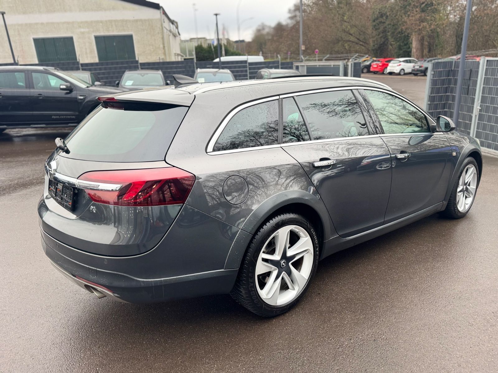 Fahrzeugabbildung Opel INSIGNIA A COUNTRY T 4x4*LEDER*NAVI*R-KAMERA*