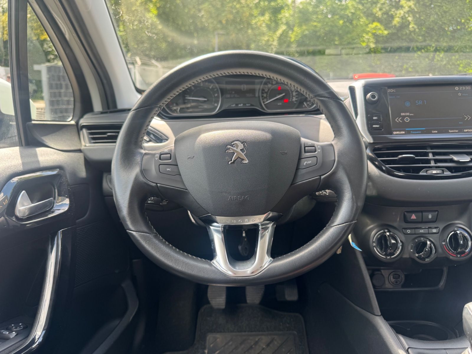 Fahrzeugabbildung Peugeot 208 1.6 STYLE BLUEHDI*5.TÜRIG*KLIMA*2.HD*EURO.6*