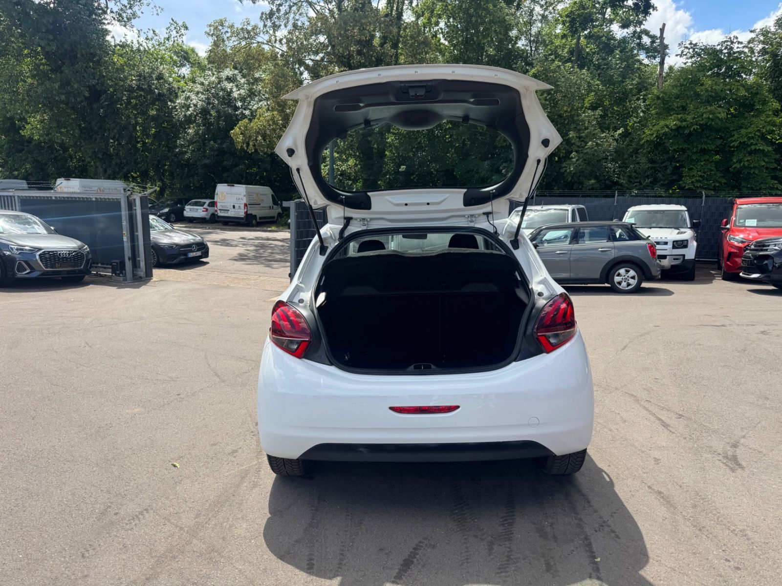 Fahrzeugabbildung Peugeot 208 1.6 STYLE BLUEHDI*5.TÜRIG*KLIMA*2.HD*EURO.6*