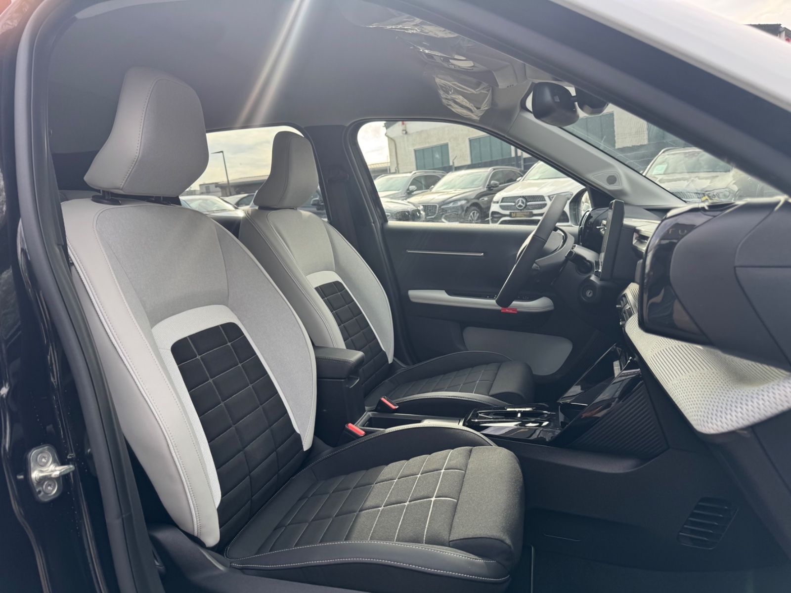 Fahrzeugabbildung Citroën C3 ë 113 MAX*LED*NAVI*HEAD-UP*R-KAMERA*GARANTIE*