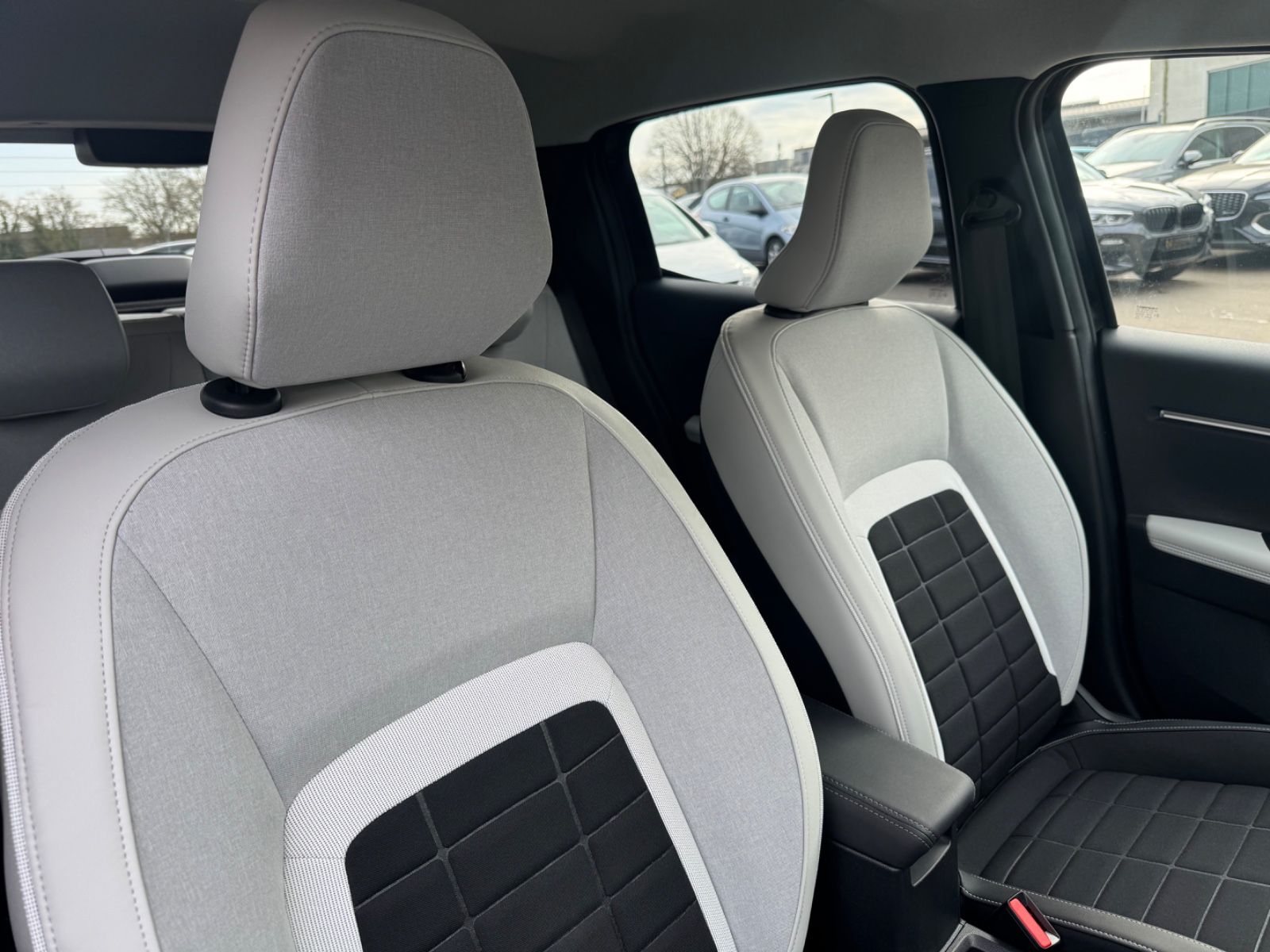 Fahrzeugabbildung Citroën C3 ë 113 MAX*LED*NAVI*HEAD-UP*R-KAMERA*GARANTIE*