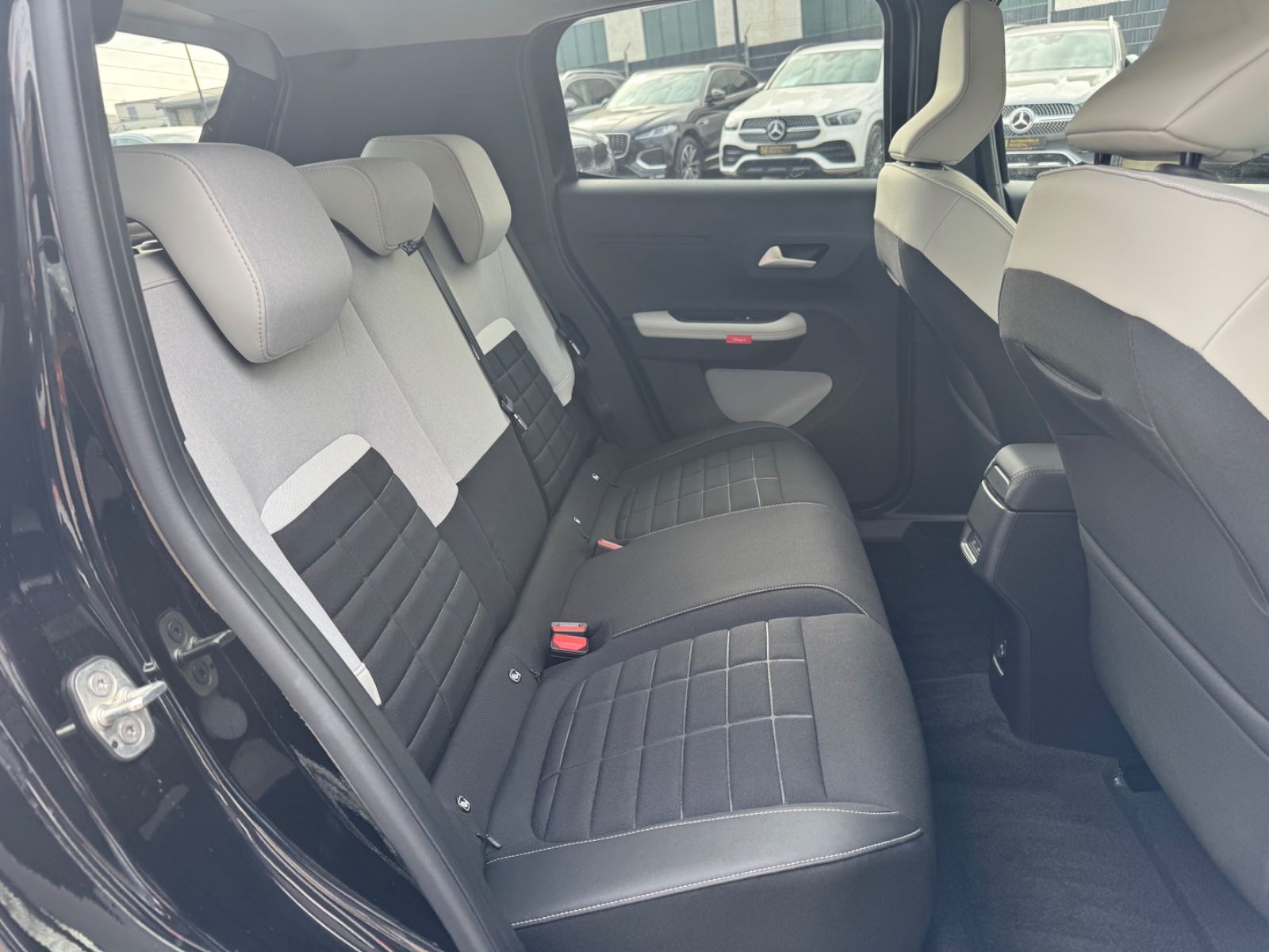 Fahrzeugabbildung Citroën C3 ë 113 MAX*LED*NAVI*HEAD-UP*R-KAMERA*GARANTIE*