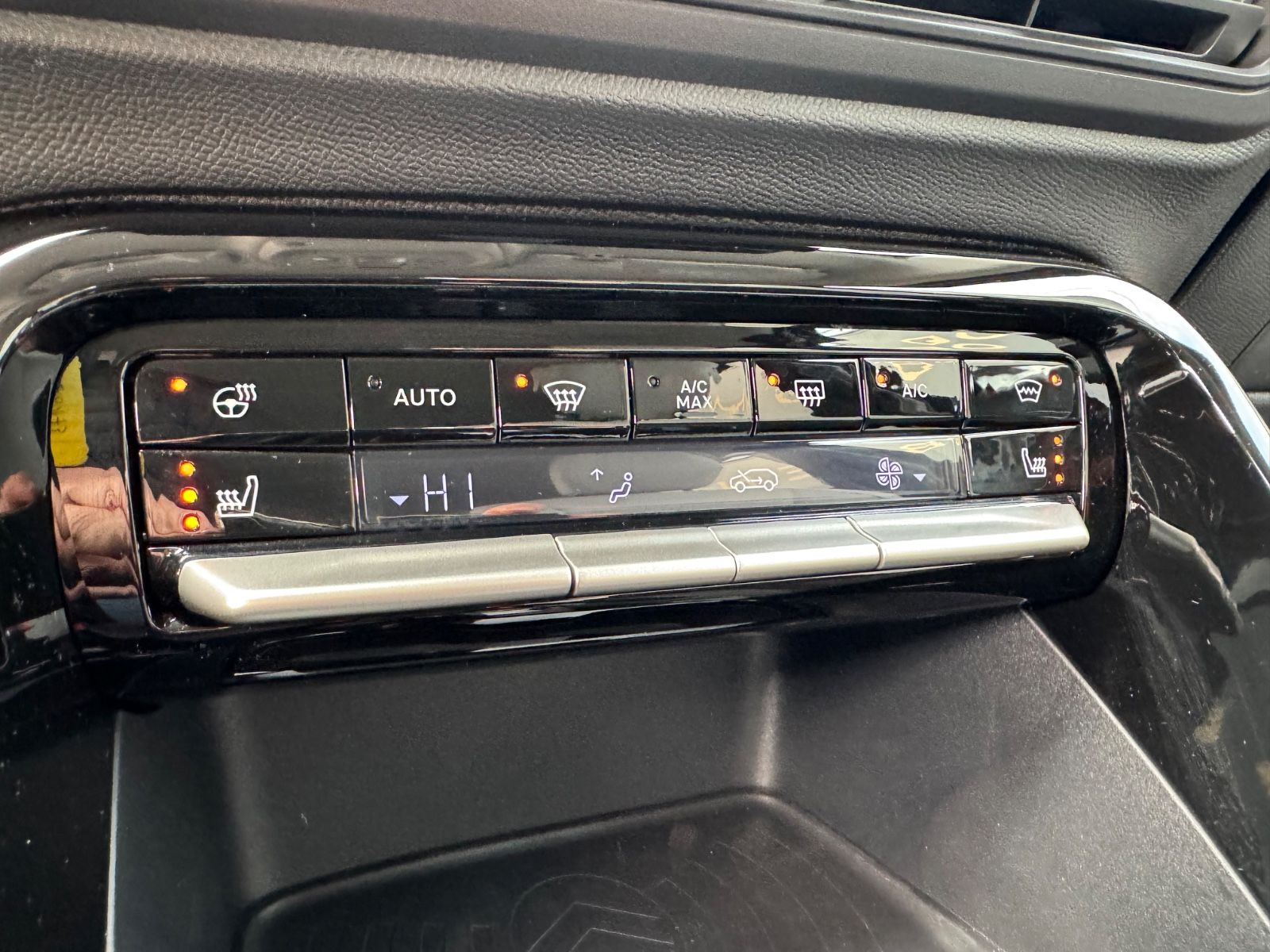 Fahrzeugabbildung Citroën C3 ë 113 MAX*LED*NAVI*HEAD-UP*R-KAMERA*GARANTIE*