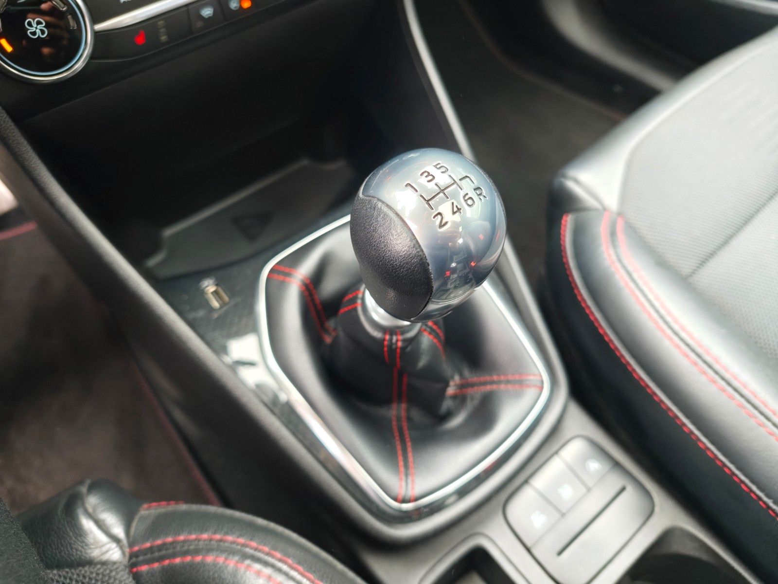 Fahrzeugabbildung Ford Fiesta ST-LINE*NAVI*PANORAMA*SHZ*1.HAND*TOP*