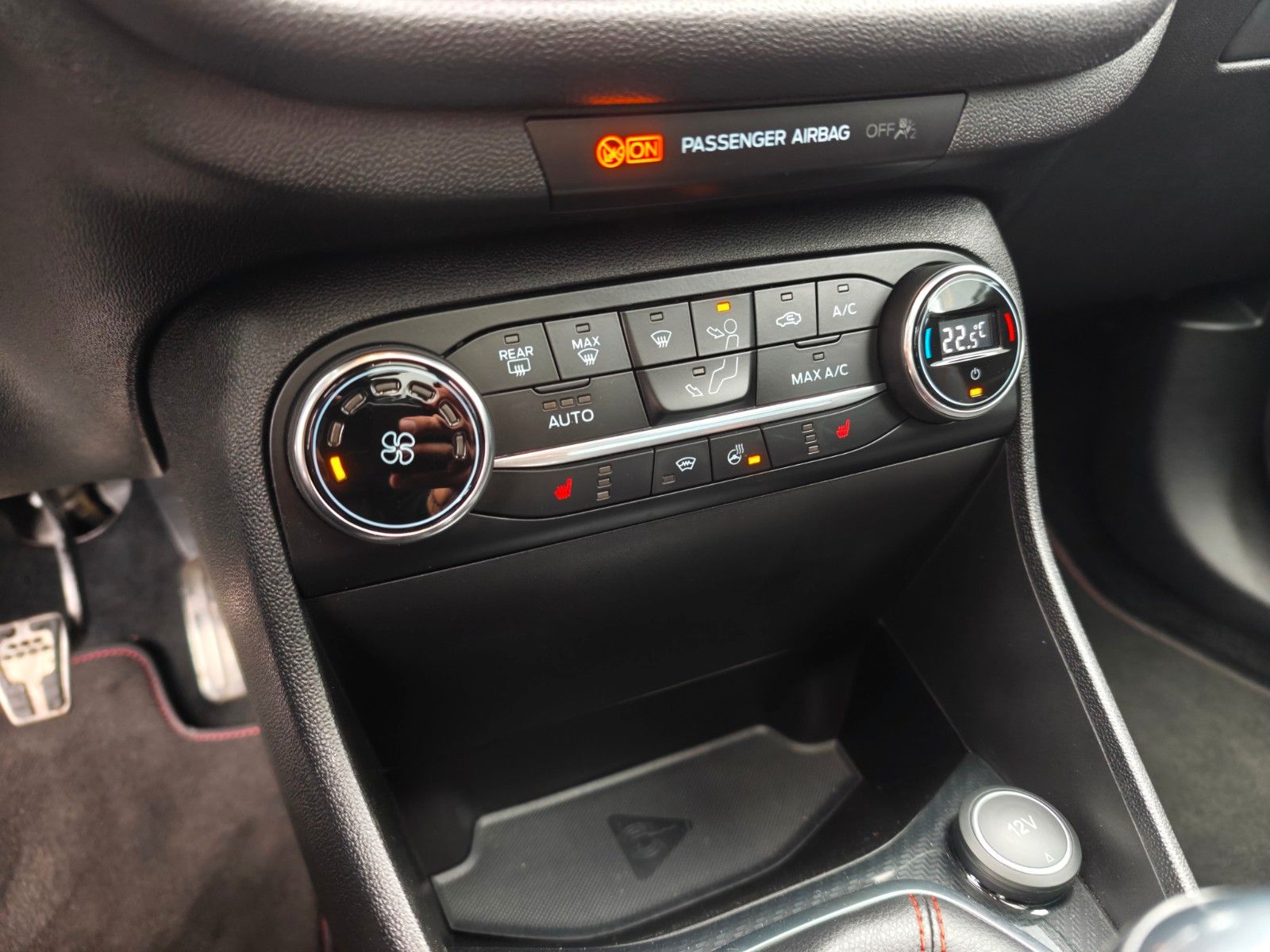 Fahrzeugabbildung Ford Fiesta ST-LINE*NAVI*PANORAMA*SHZ*1.HAND*TOP*