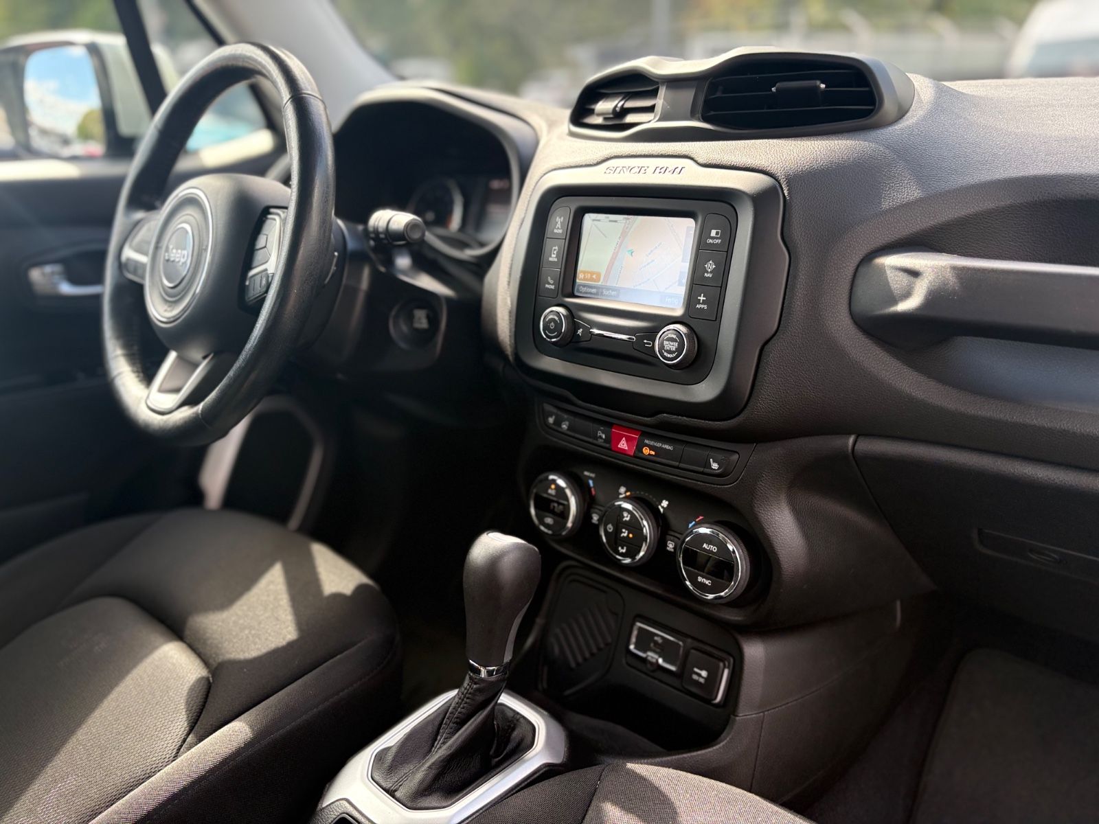 Fahrzeugabbildung Jeep RENEGADE LONGITUDE *AUT*2.HD*SHZ*NAVI*ALLWETTER*