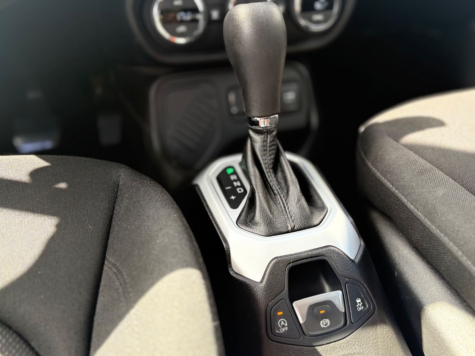 Fahrzeugabbildung Jeep RENEGADE LONGITUDE *AUT*2.HD*SHZ*NAVI*ALLWETTER*