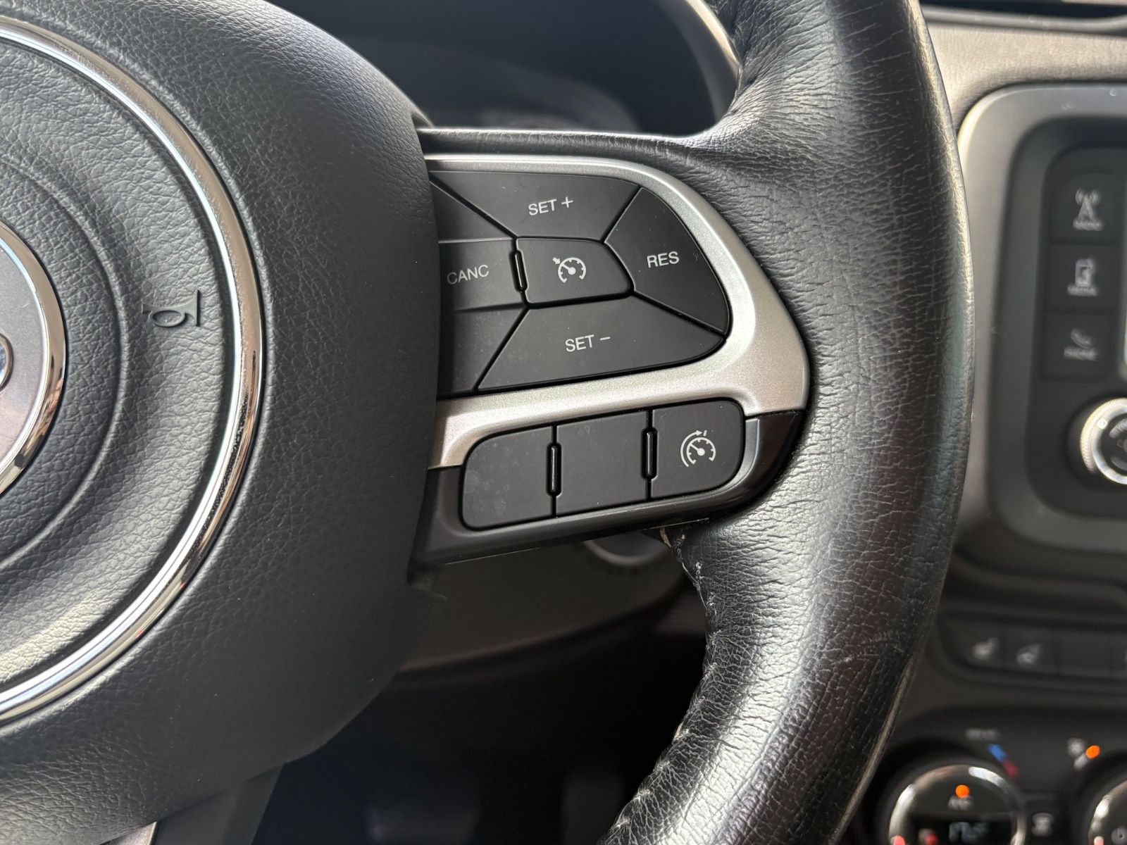 Fahrzeugabbildung Jeep RENEGADE LONGITUDE *AUT*2.HD*SHZ*NAVI*ALLWETTER*