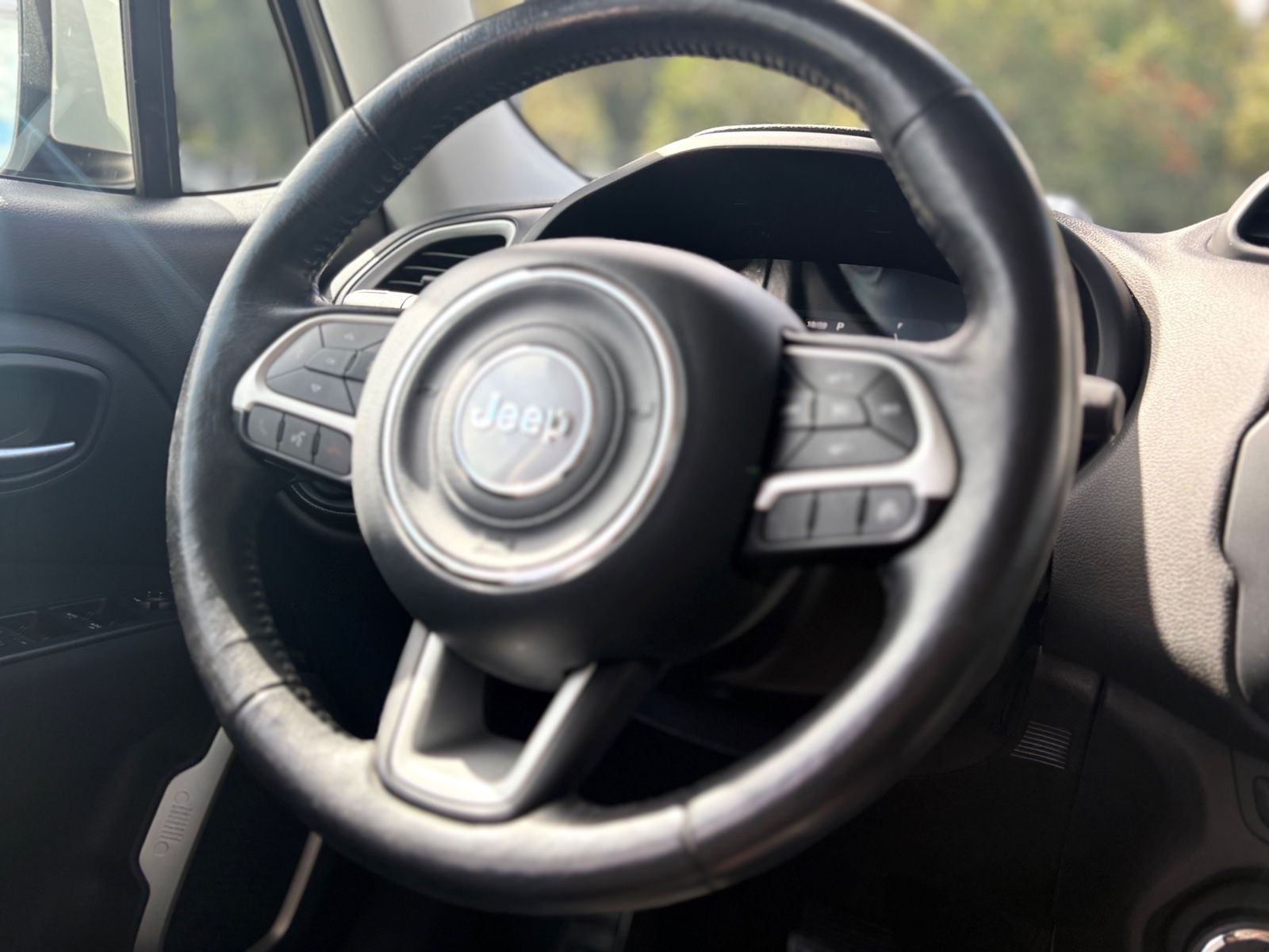 Fahrzeugabbildung Jeep RENEGADE LONGITUDE *AUT*2.HD*SHZ*NAVI*ALLWETTER*