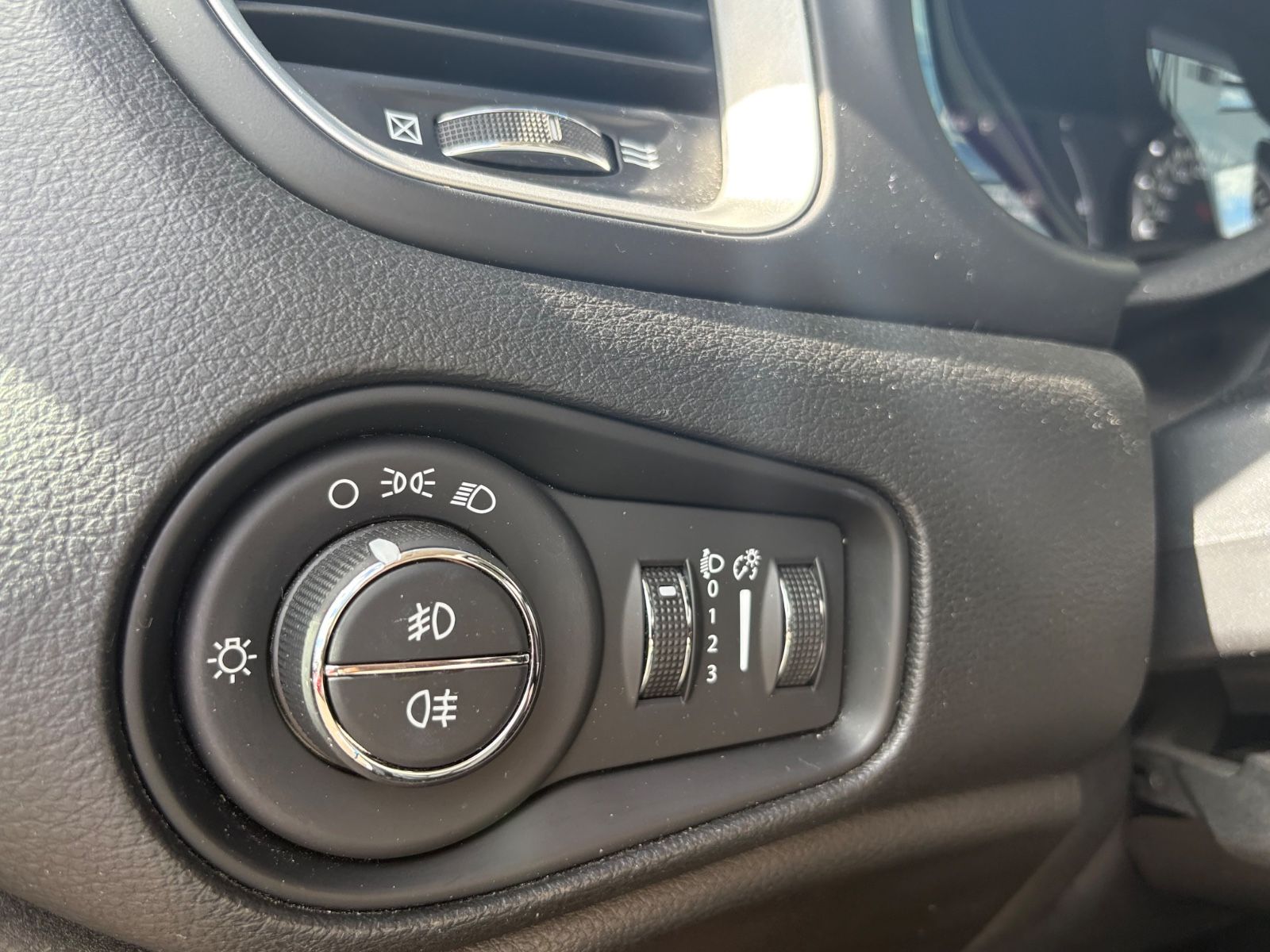 Fahrzeugabbildung Jeep RENEGADE LONGITUDE *AUT*2.HD*SHZ*NAVI*ALLWETTER*