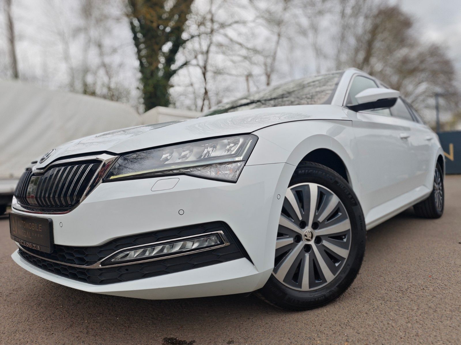 Fahrzeugabbildung SKODA SUPERB*NAVI*SHZ*VIRTUAL*APPLE CAR*TOP*