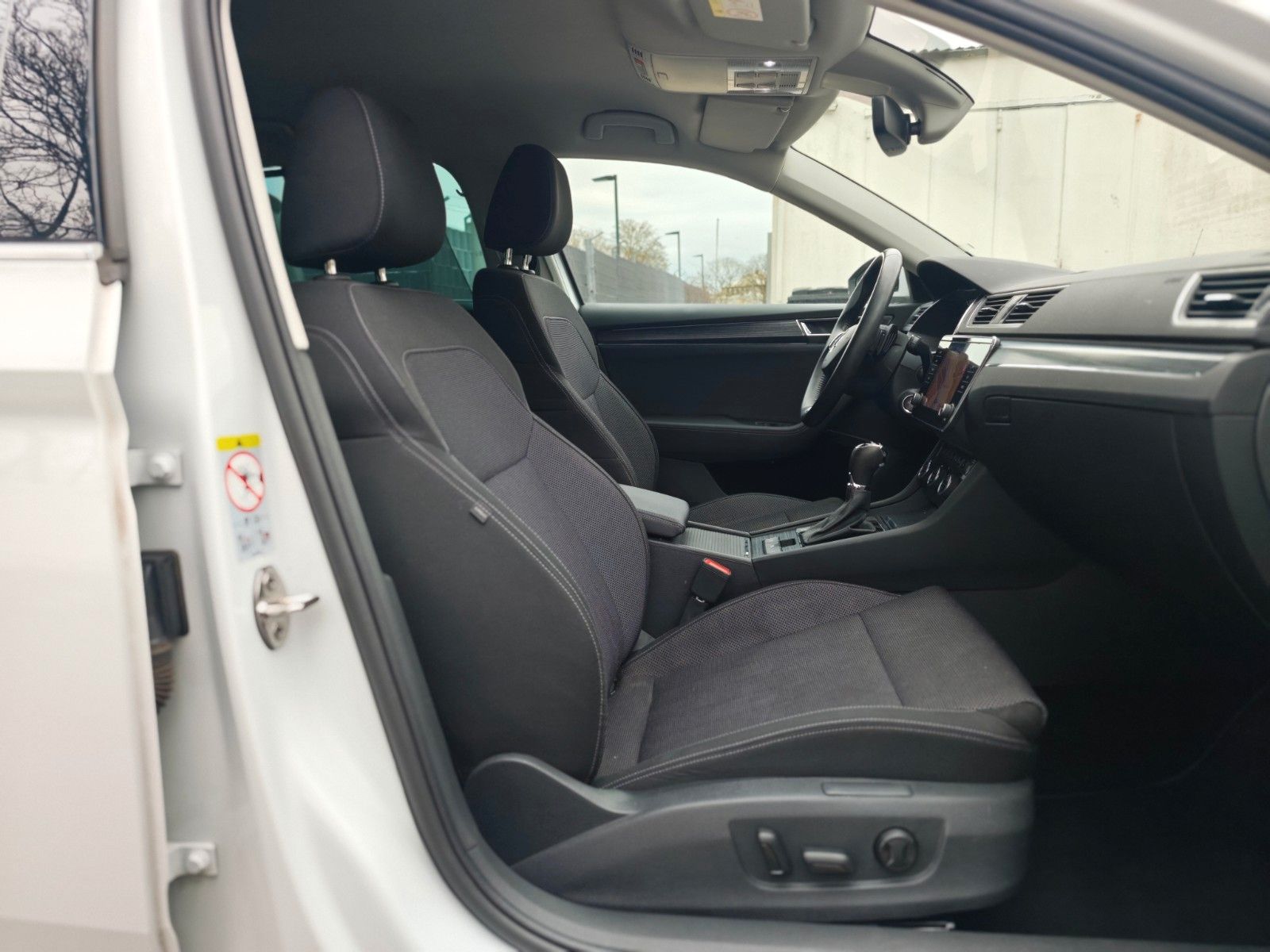 Fahrzeugabbildung SKODA SUPERB*NAVI*SHZ*VIRTUAL*APPLE CAR*TOP*