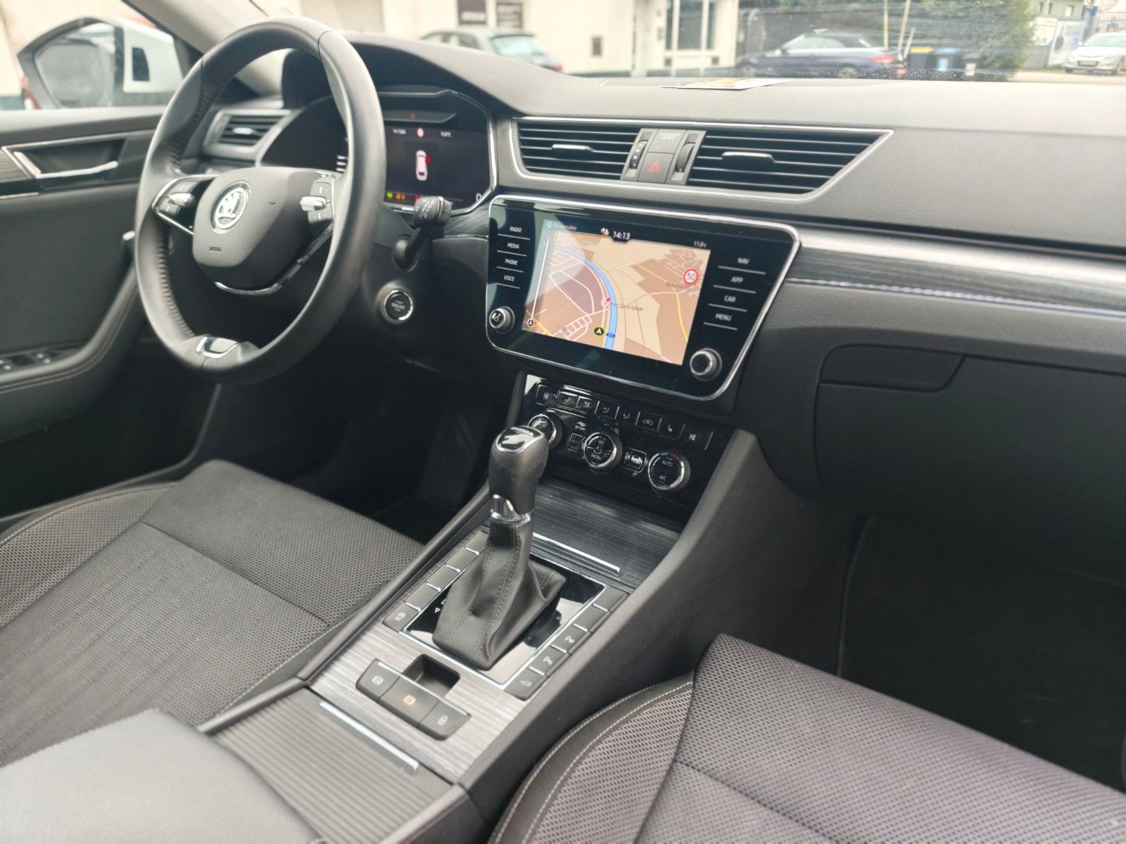 Fahrzeugabbildung SKODA SUPERB*NAVI*SHZ*VIRTUAL*APPLE CAR*TOP*