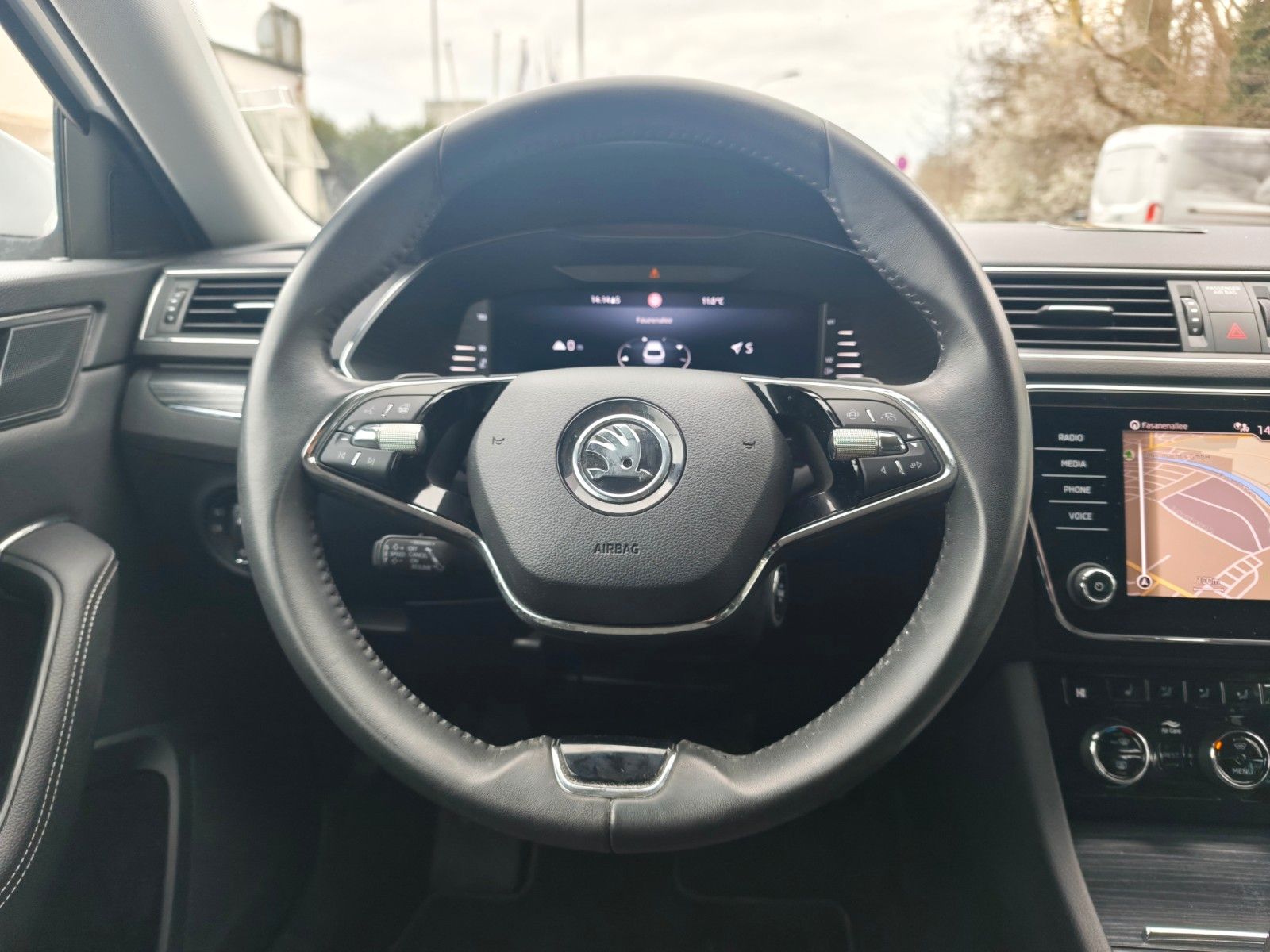 Fahrzeugabbildung SKODA SUPERB*NAVI*SHZ*VIRTUAL*APPLE CAR*TOP*