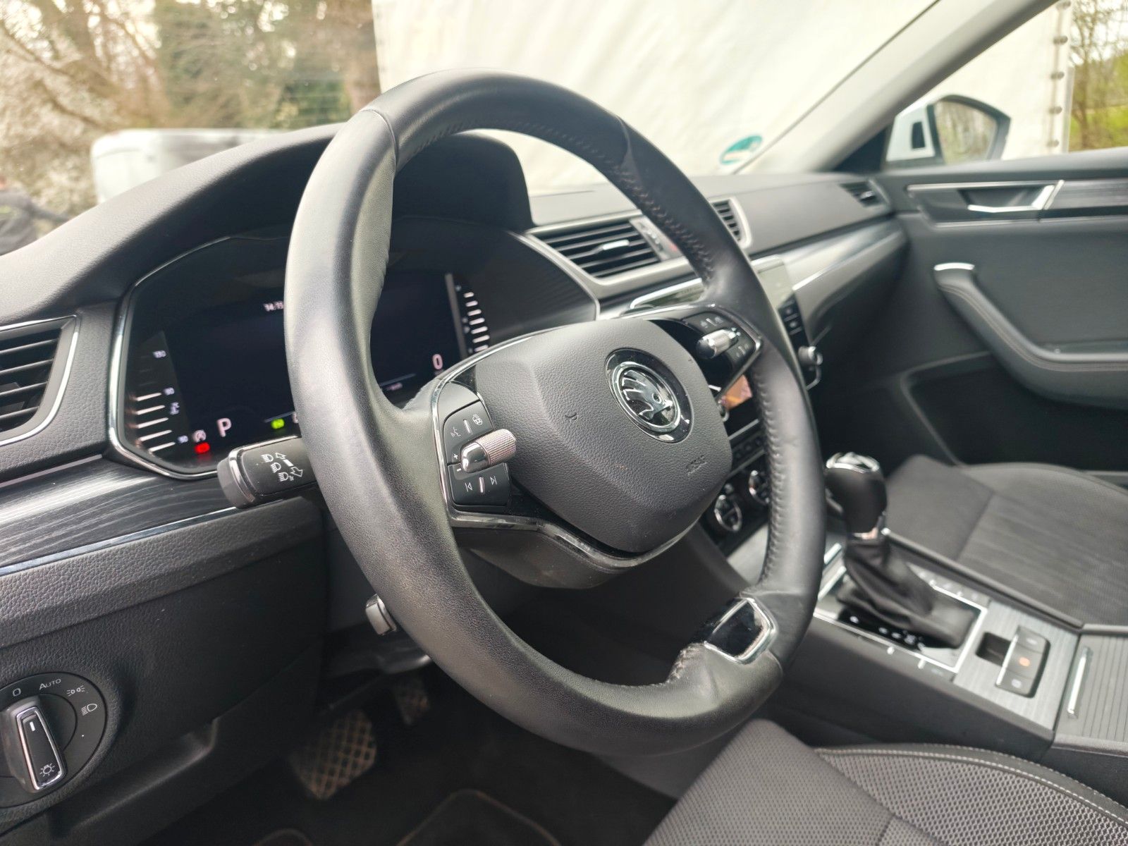 Fahrzeugabbildung SKODA SUPERB*NAVI*SHZ*VIRTUAL*APPLE CAR*TOP*