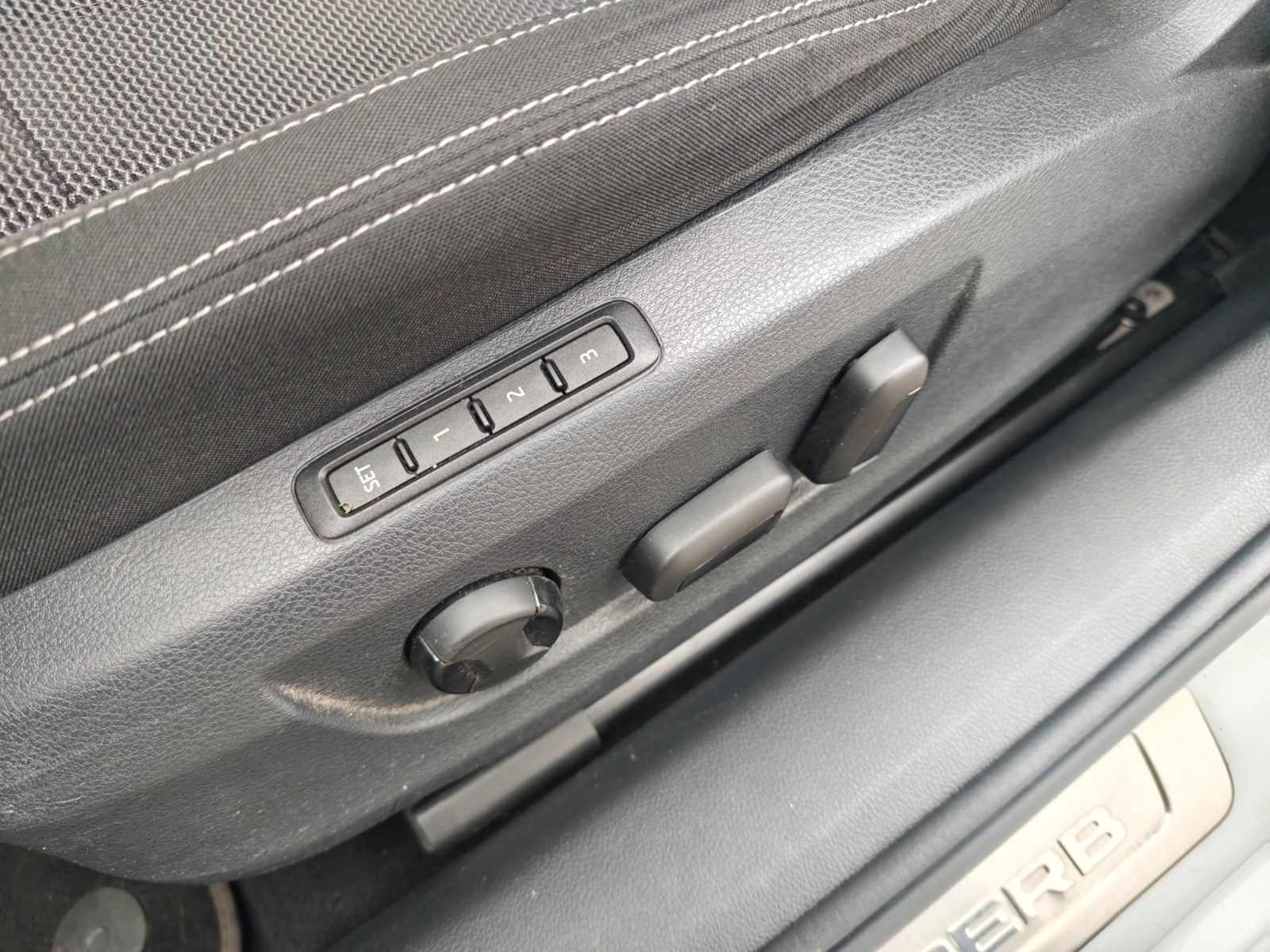 Fahrzeugabbildung SKODA SUPERB*NAVI*SHZ*VIRTUAL*APPLE CAR*TOP*