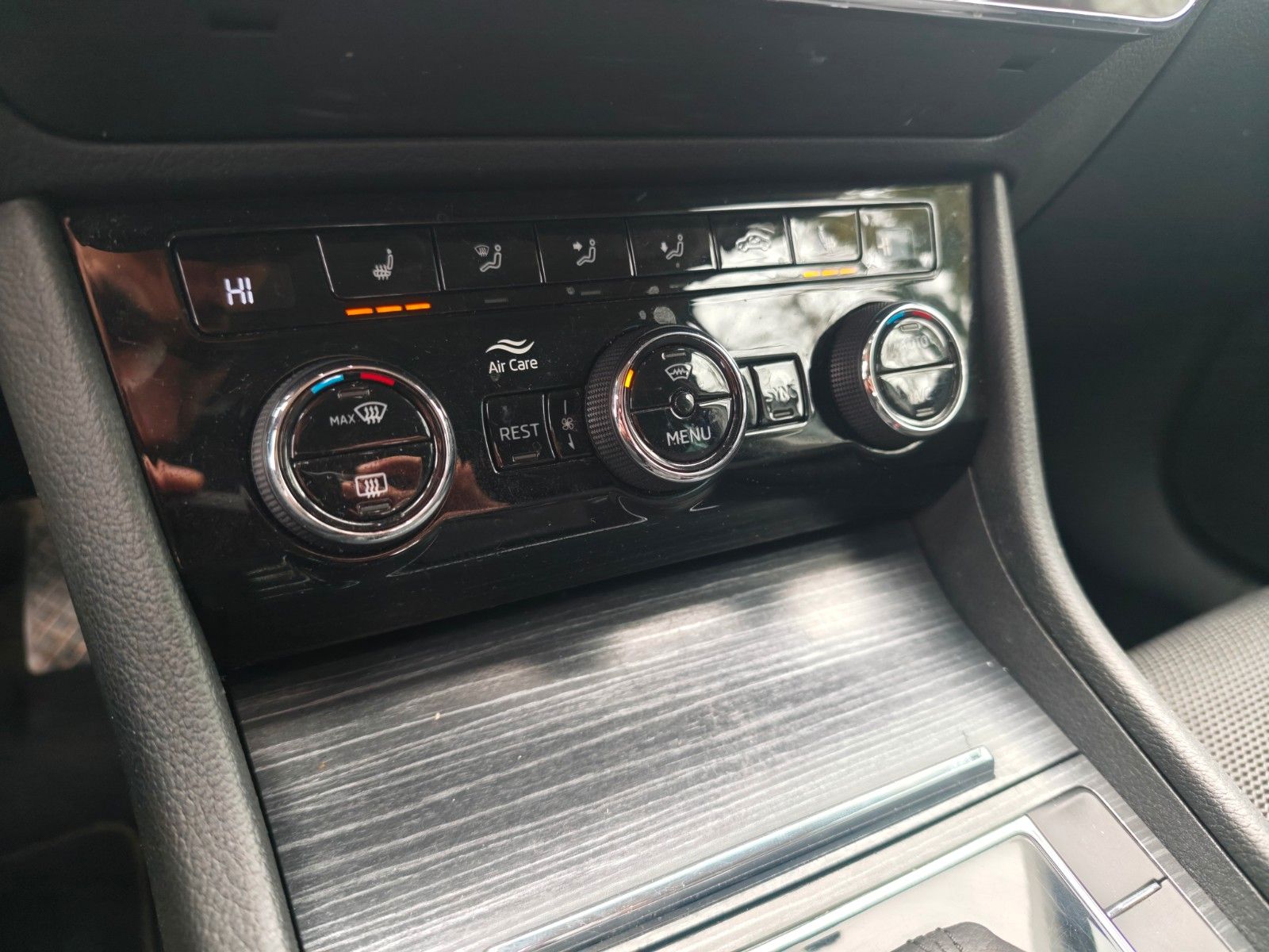 Fahrzeugabbildung SKODA SUPERB*NAVI*SHZ*VIRTUAL*APPLE CAR*TOP*