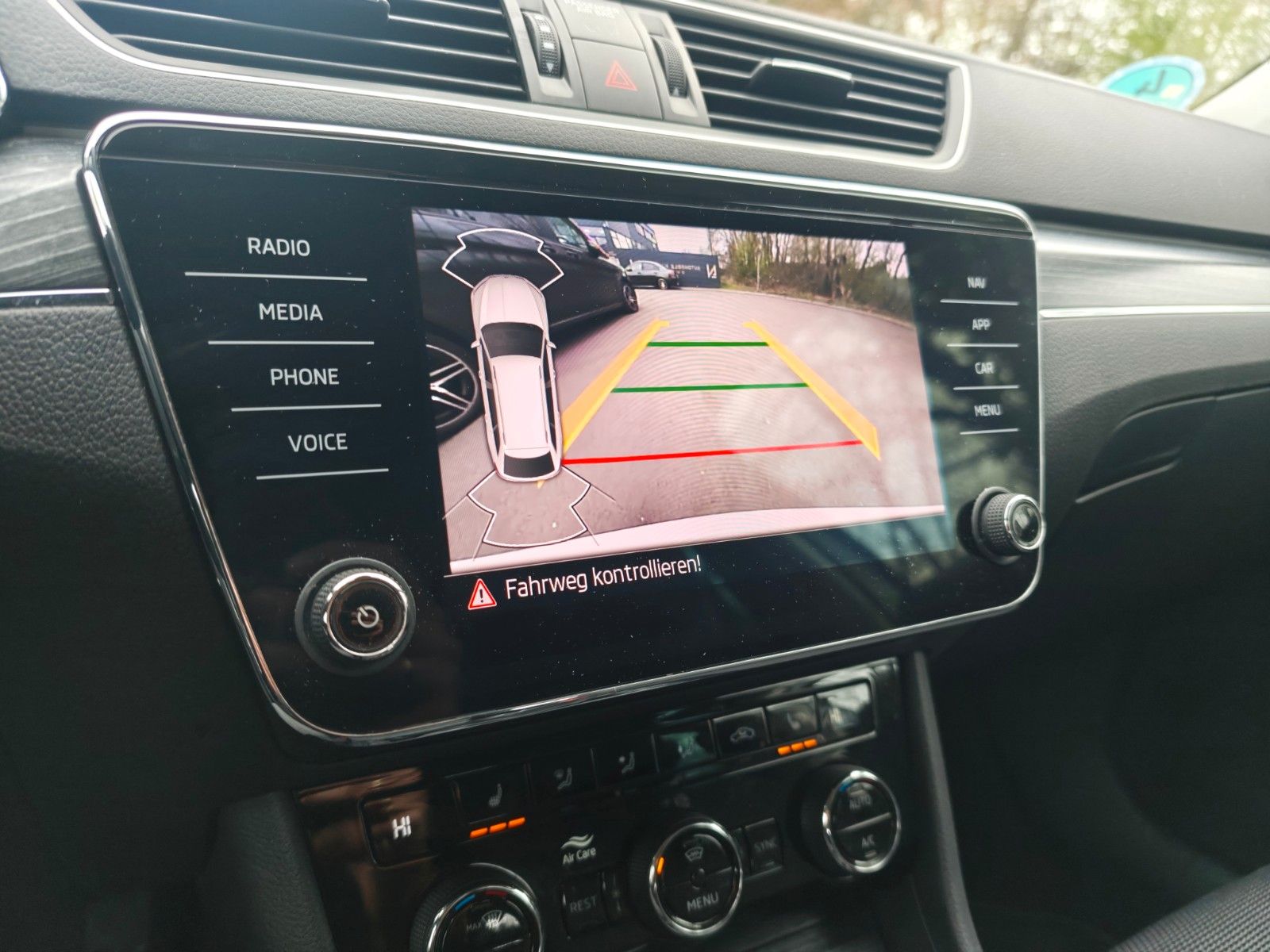 Fahrzeugabbildung SKODA SUPERB*NAVI*SHZ*VIRTUAL*APPLE CAR*TOP*