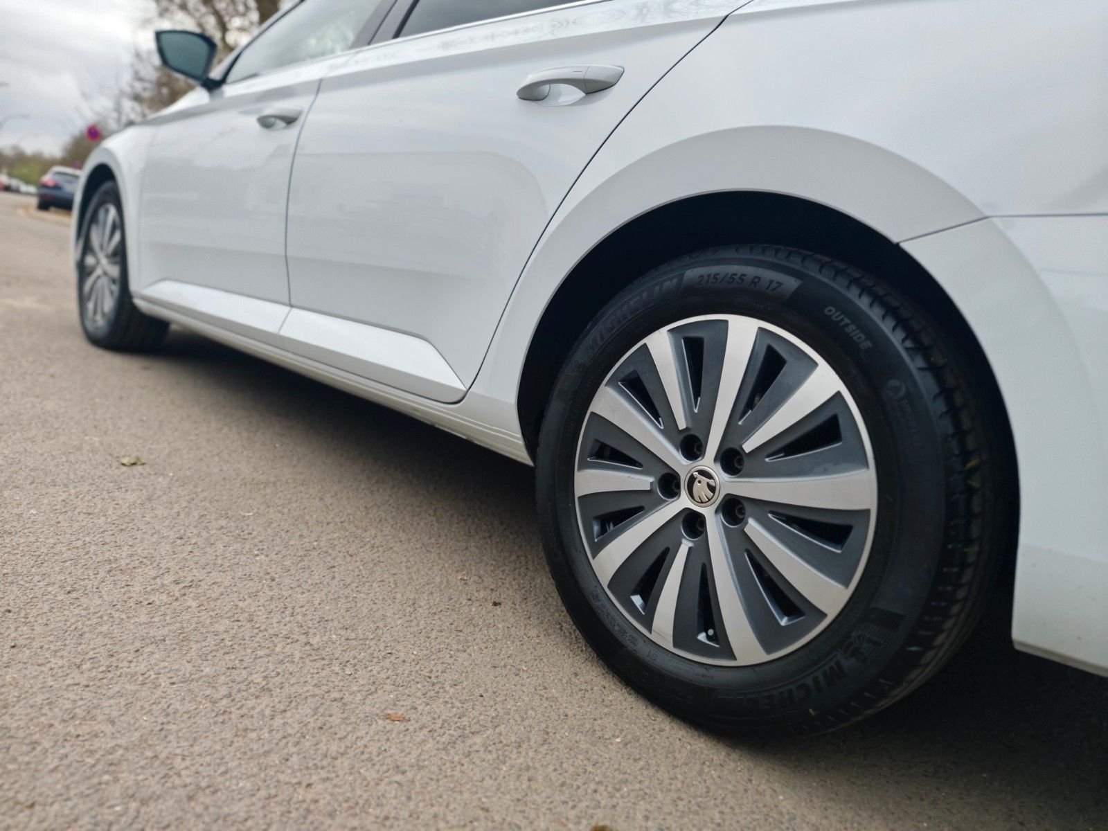 Fahrzeugabbildung SKODA SUPERB*NAVI*SHZ*VIRTUAL*APPLE CAR*TOP*