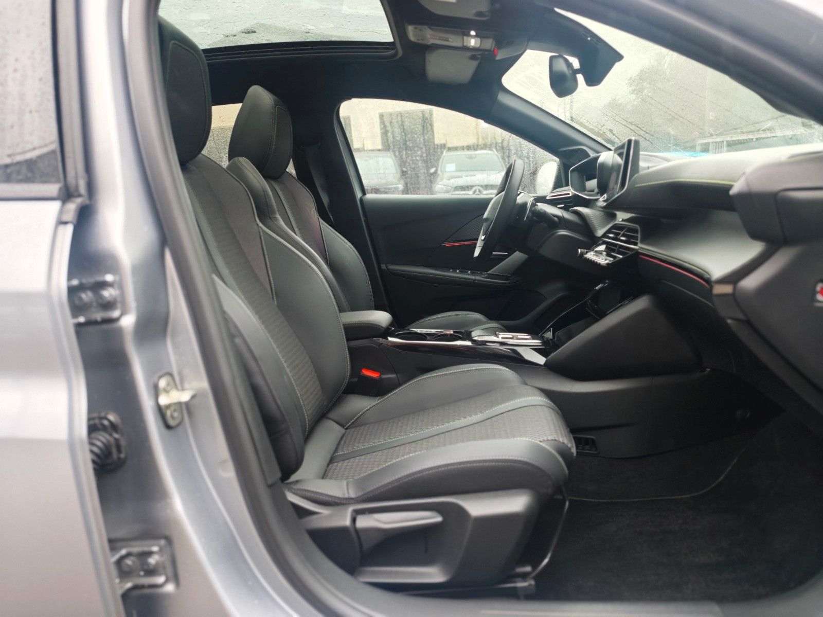 Fahrzeugabbildung Peugeot 208  GT HYBRID*NAVI*PANORAMA*KAMERA*GARANTIE*