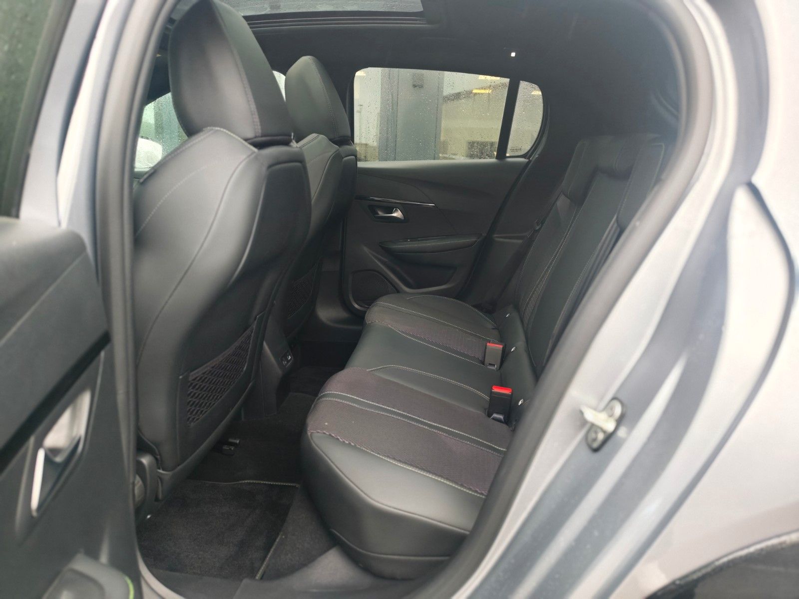 Fahrzeugabbildung Peugeot 208  GT HYBRID*NAVI*PANORAMA*KAMERA*GARANTIE*