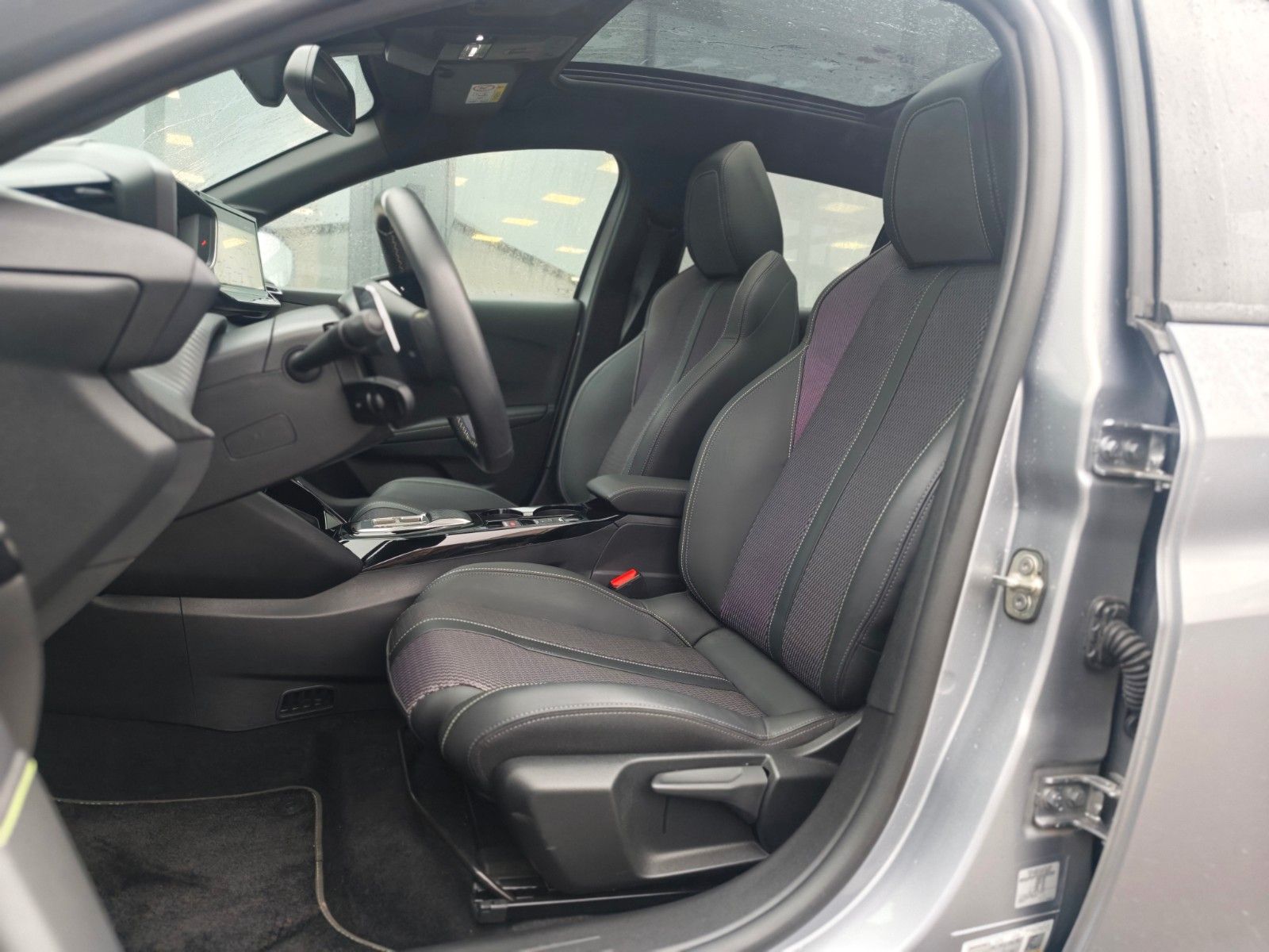 Fahrzeugabbildung Peugeot 208  GT HYBRID*NAVI*PANORAMA*KAMERA*GARANTIE*