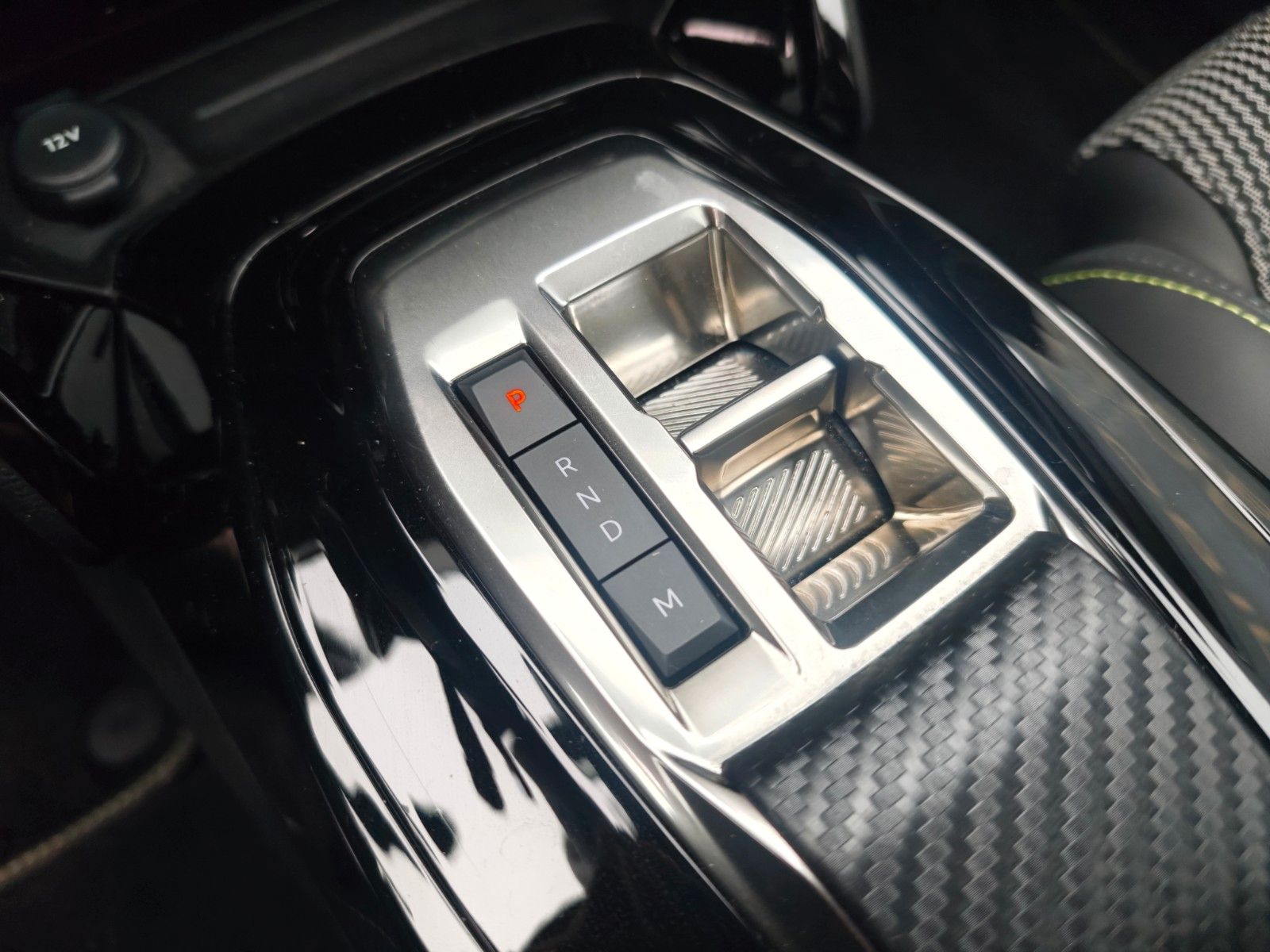 Fahrzeugabbildung Peugeot 208  GT HYBRID*NAVI*PANORAMA*KAMERA*GARANTIE*