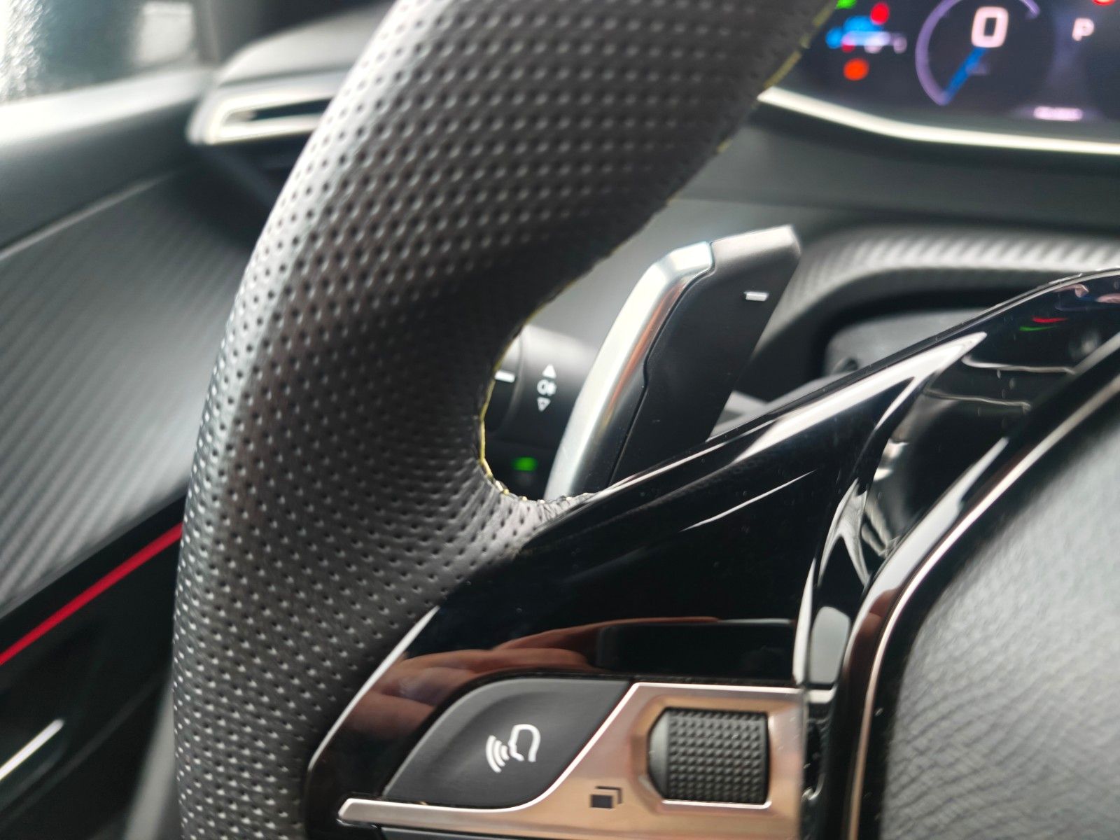 Fahrzeugabbildung Peugeot 208  GT HYBRID*NAVI*PANORAMA*KAMERA*GARANTIE*