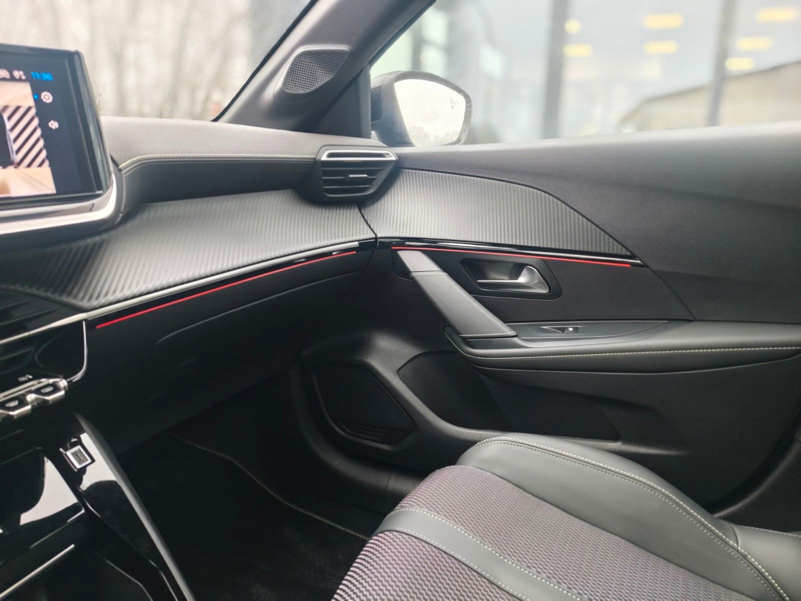 Fahrzeugabbildung Peugeot 208  GT HYBRID*NAVI*PANORAMA*KAMERA*GARANTIE*