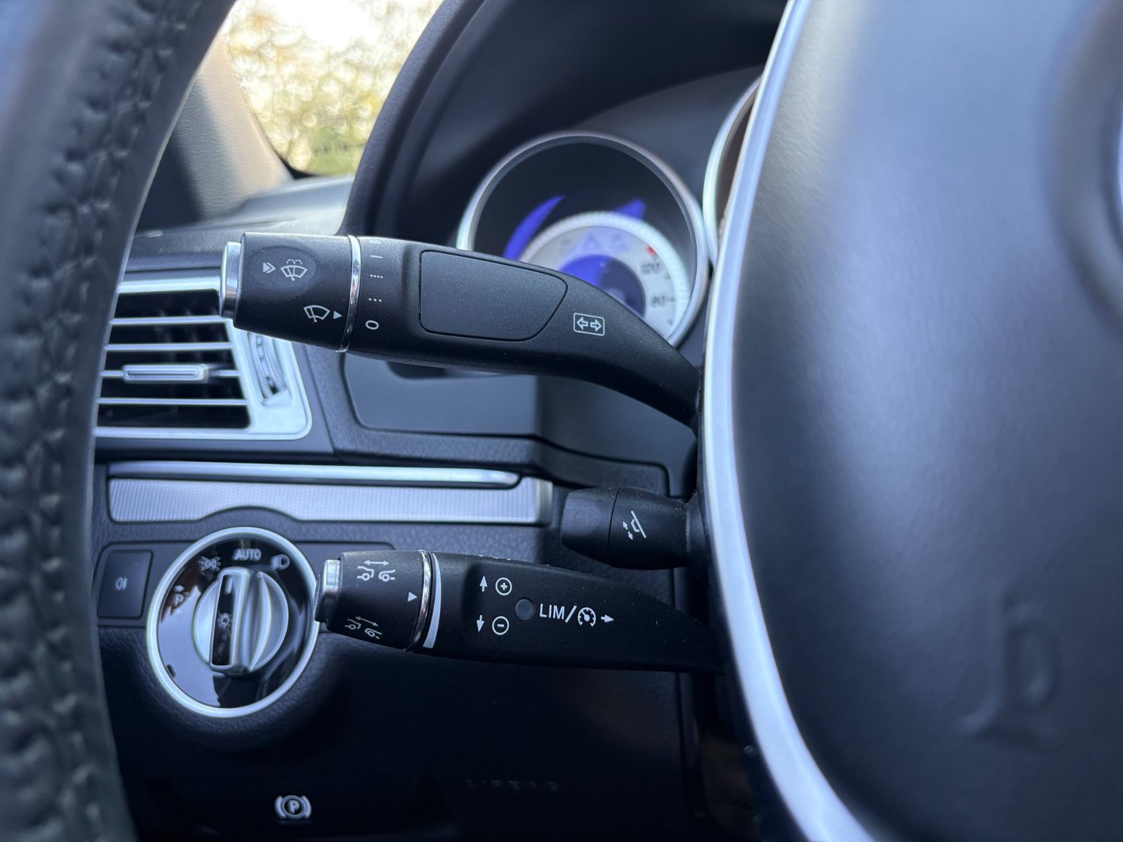 Fahrzeugabbildung Mercedes-Benz E 350 D CABRIO BLUETEC *LEDER*NAVI*SHZ*AMG LINE*