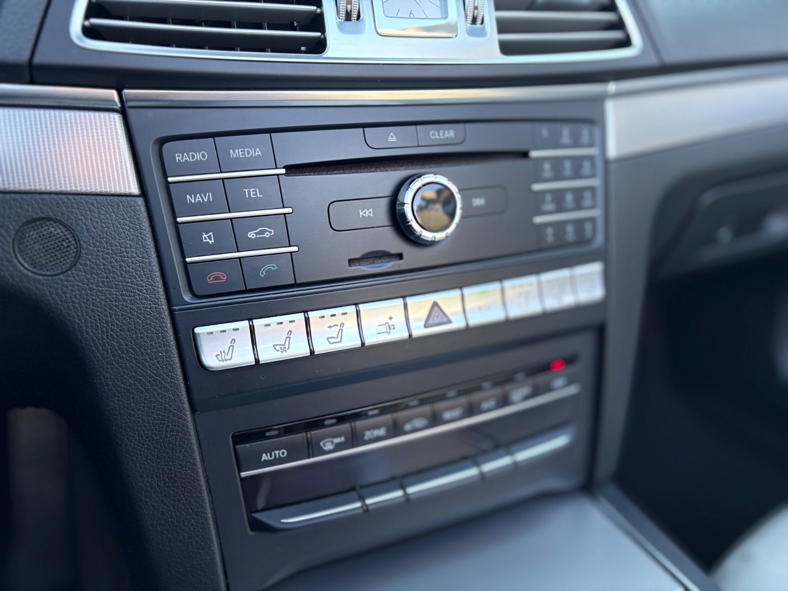 Fahrzeugabbildung Mercedes-Benz E 350 D CABRIO BLUETEC *LEDER*NAVI*SHZ*AMG LINE*