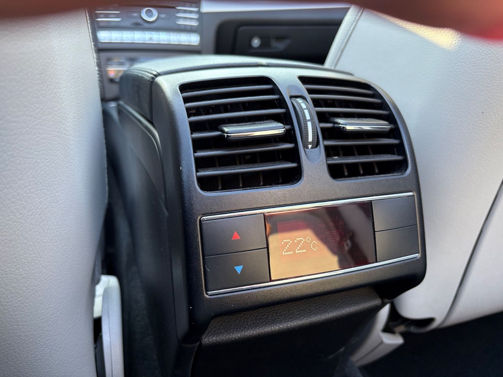 Fahrzeugabbildung Mercedes-Benz E 350 D CABRIO BLUETEC *LEDER*NAVI*SHZ*AMG LINE*