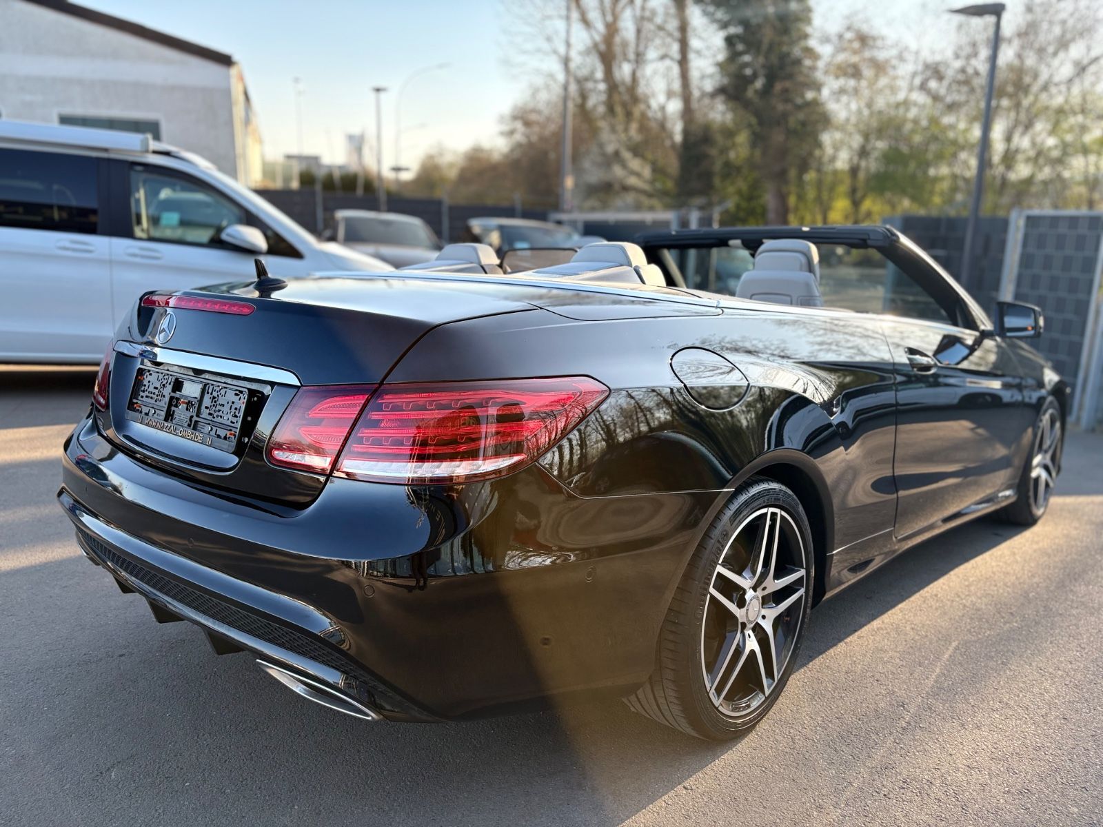 Fahrzeugabbildung Mercedes-Benz E 350 D CABRIO BLUETEC *LEDER*NAVI*SHZ*AMG LINE*