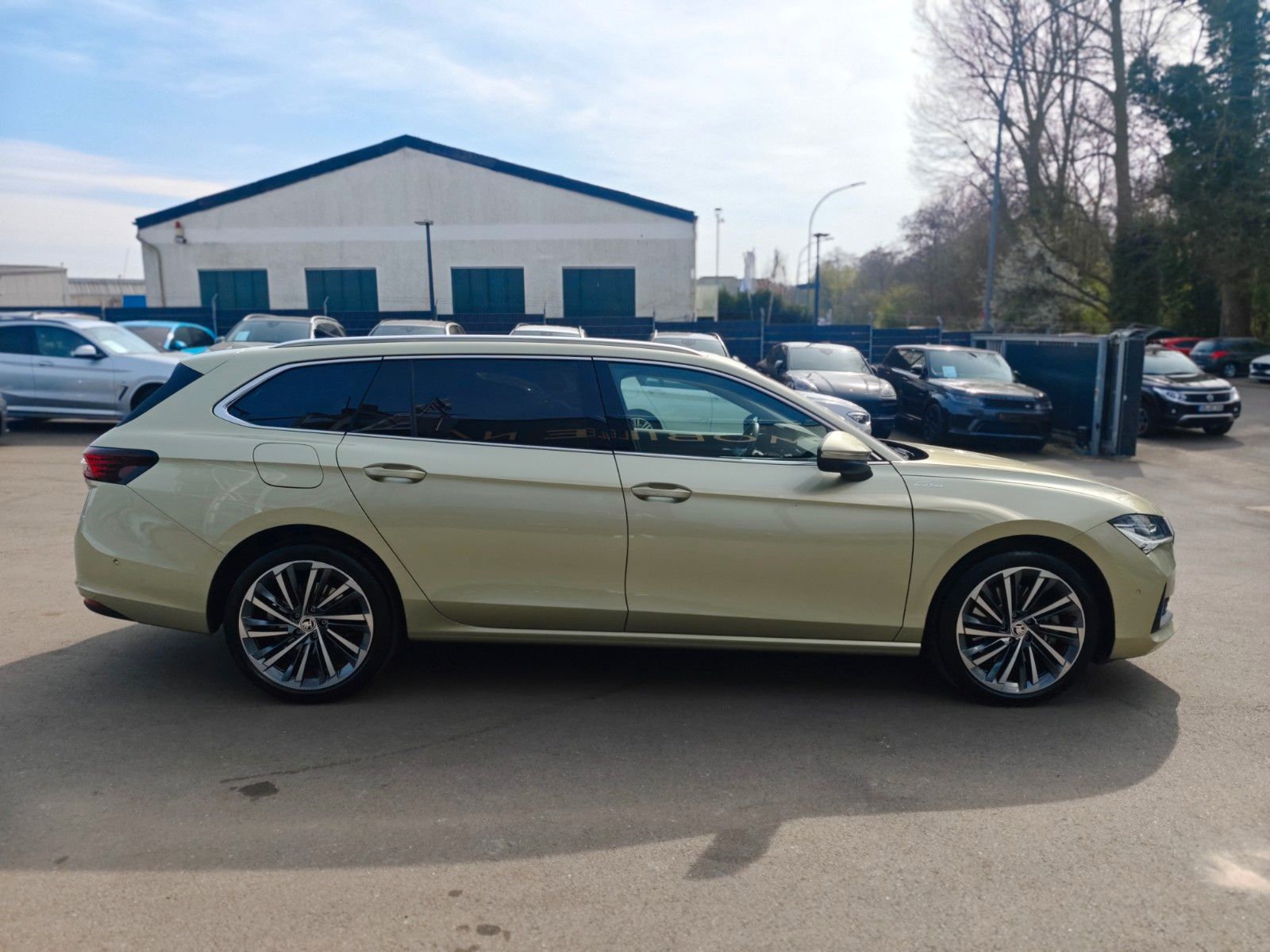 Fahrzeugabbildung SKODA SUPERB COMBI*4x4 L&K*4X SCHIEBEDACH*SOUNDANLAGE*