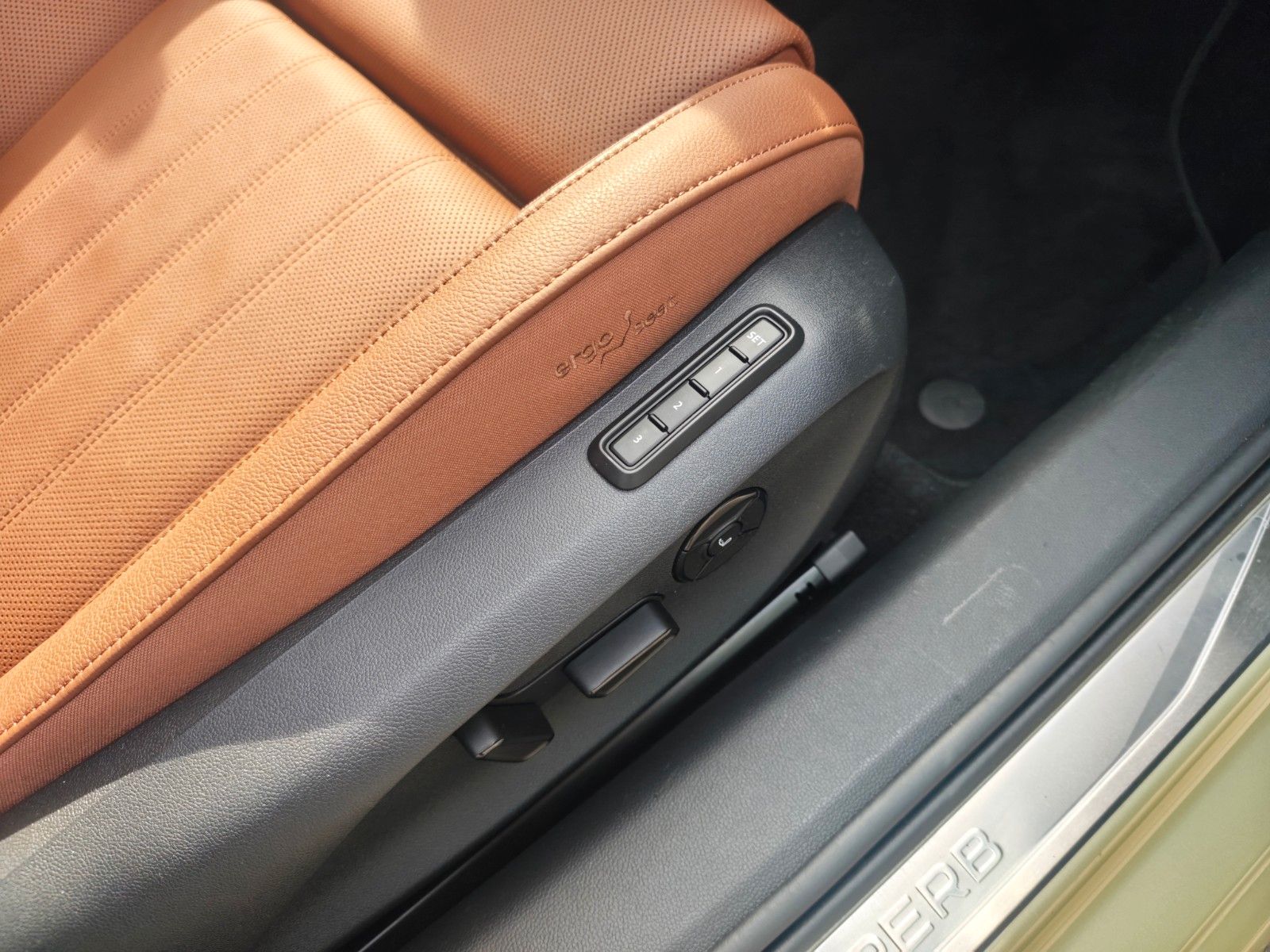 Fahrzeugabbildung SKODA SUPERB COMBI*4x4 L&K*4X SCHIEBEDACH*SOUNDANLAGE*