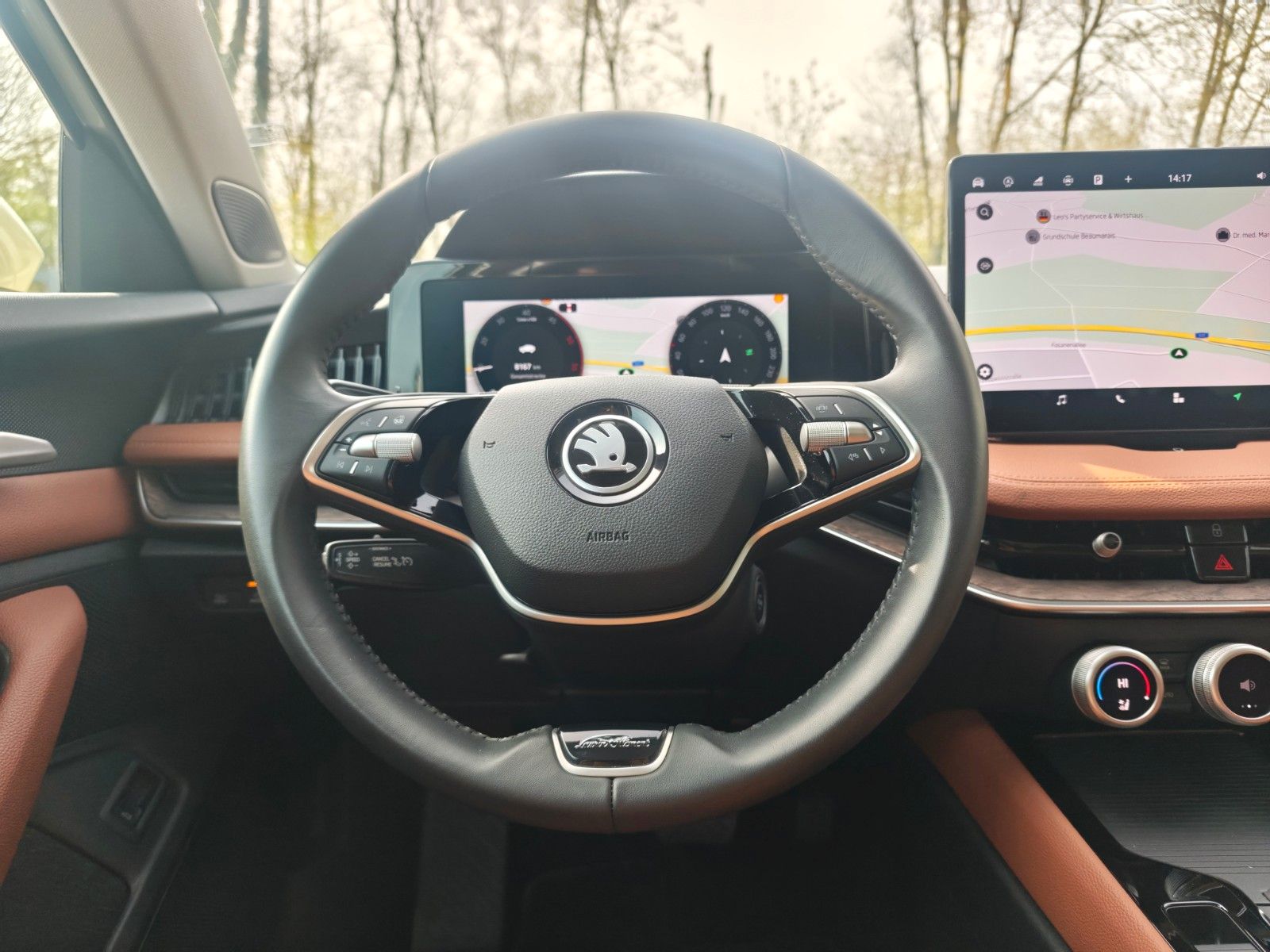 Fahrzeugabbildung SKODA SUPERB COMBI*4x4 L&K*4X SCHIEBEDACH*SOUNDANLAGE*