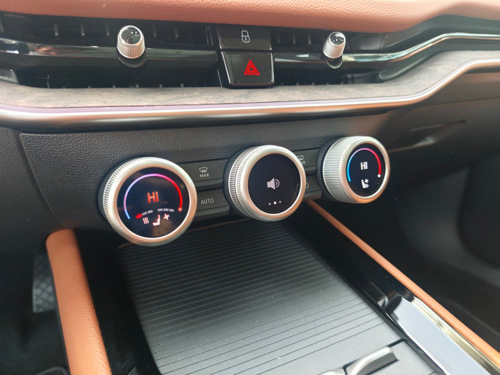 Fahrzeugabbildung SKODA SUPERB COMBI*4x4 L&K*4X SCHIEBEDACH*SOUNDANLAGE*