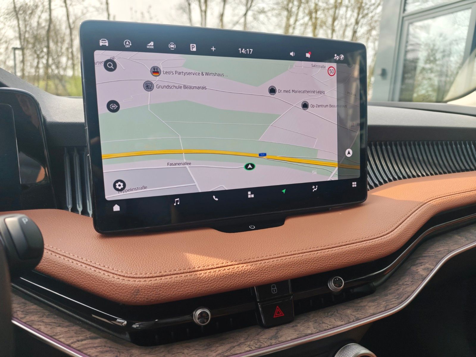 Fahrzeugabbildung SKODA SUPERB COMBI*4x4 L&K*4X SCHIEBEDACH*SOUNDANLAGE*