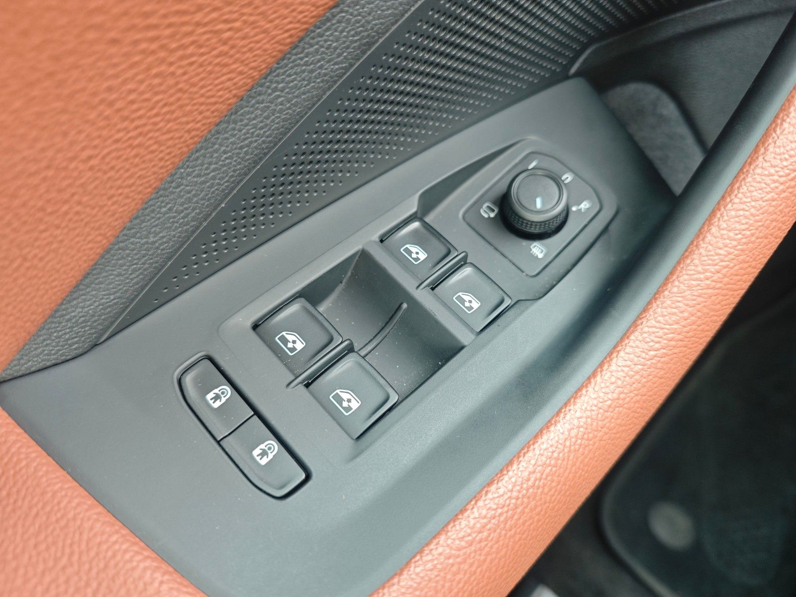 Fahrzeugabbildung SKODA SUPERB COMBI*4x4 L&K*4X SCHIEBEDACH*SOUNDANLAGE*