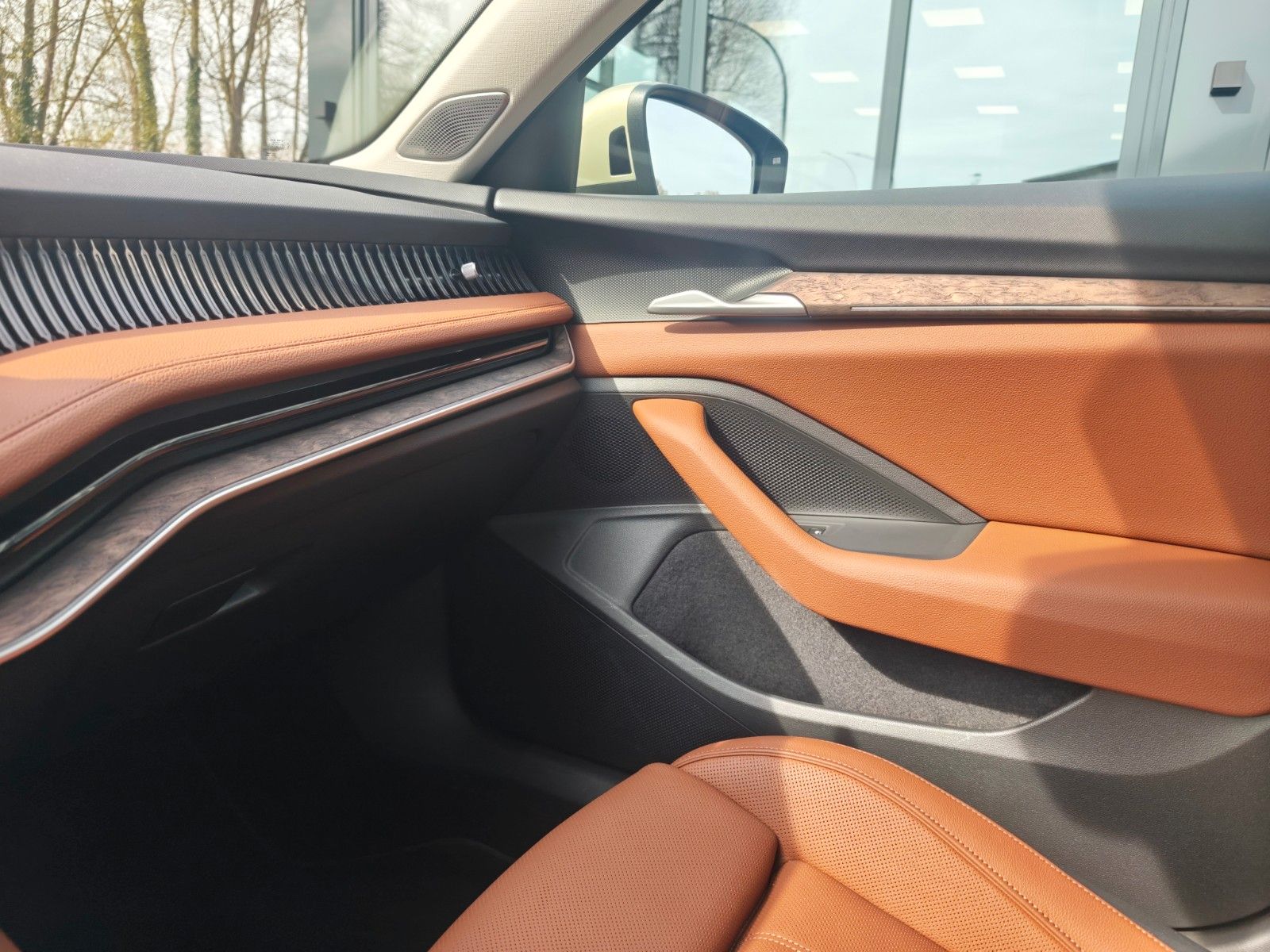 Fahrzeugabbildung SKODA SUPERB COMBI*4x4 L&K*4X SCHIEBEDACH*SOUNDANLAGE*