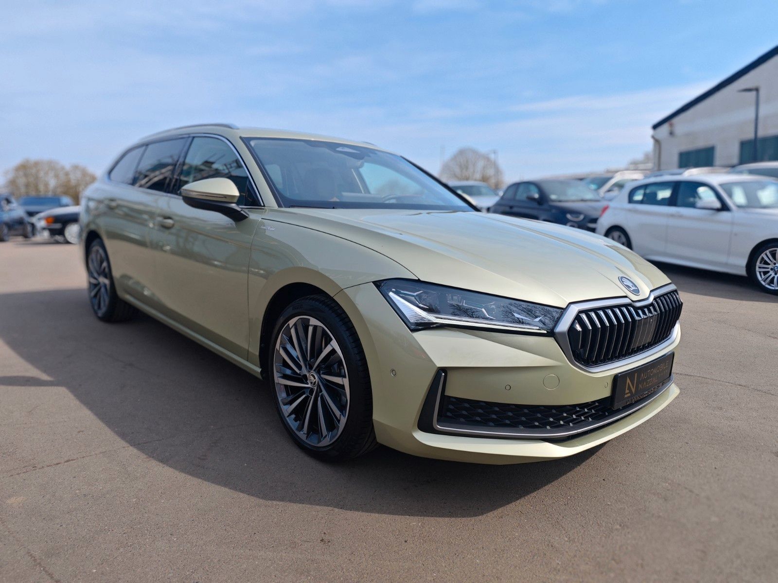 Fahrzeugabbildung SKODA SUPERB COMBI*4x4 L&K*4X SCHIEBEDACH*SOUNDANLAGE*